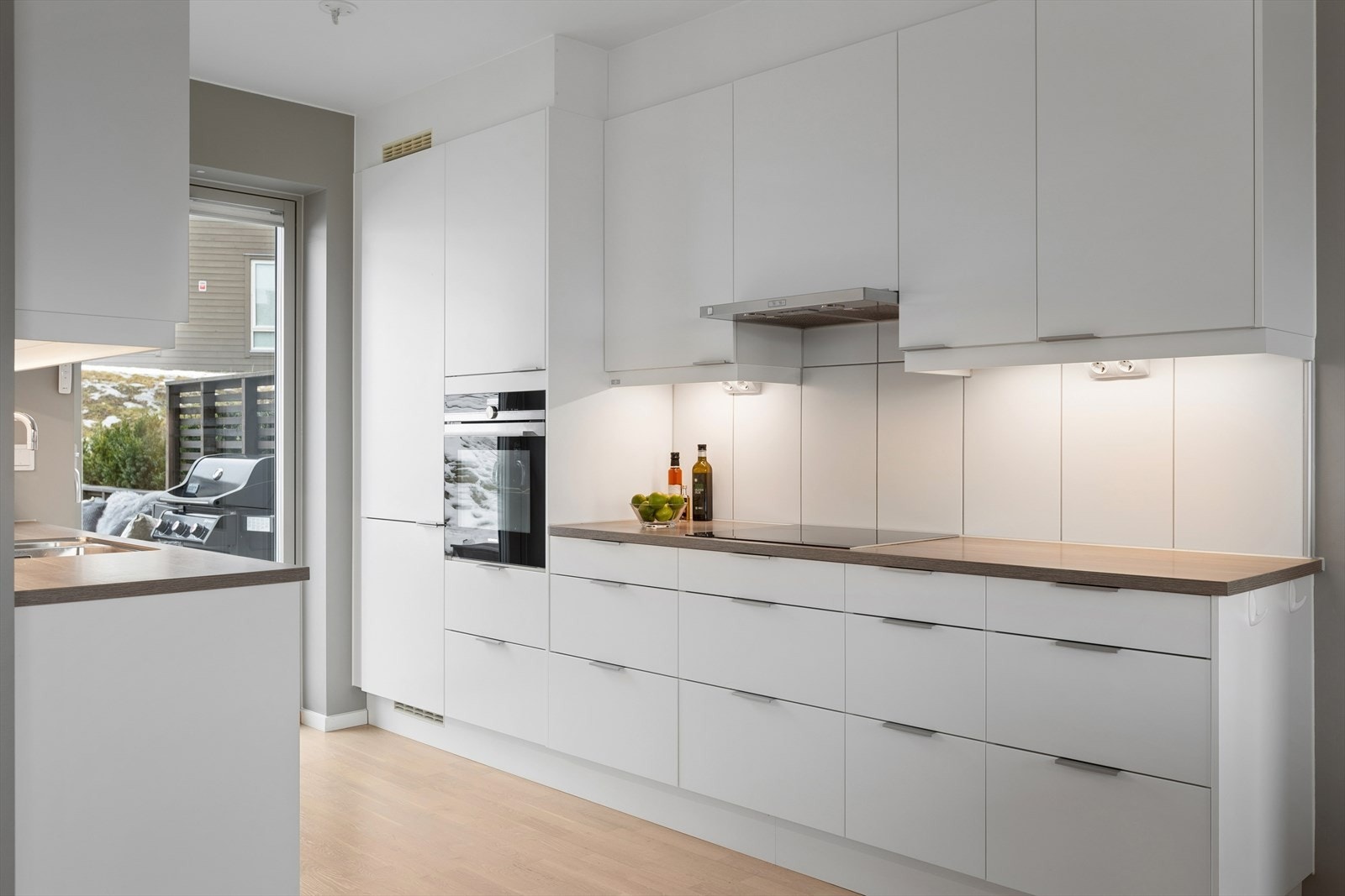 Kjøkkenet er rikelig utstyrt med skap-, skuff-, og benkeplass. Galleribilde