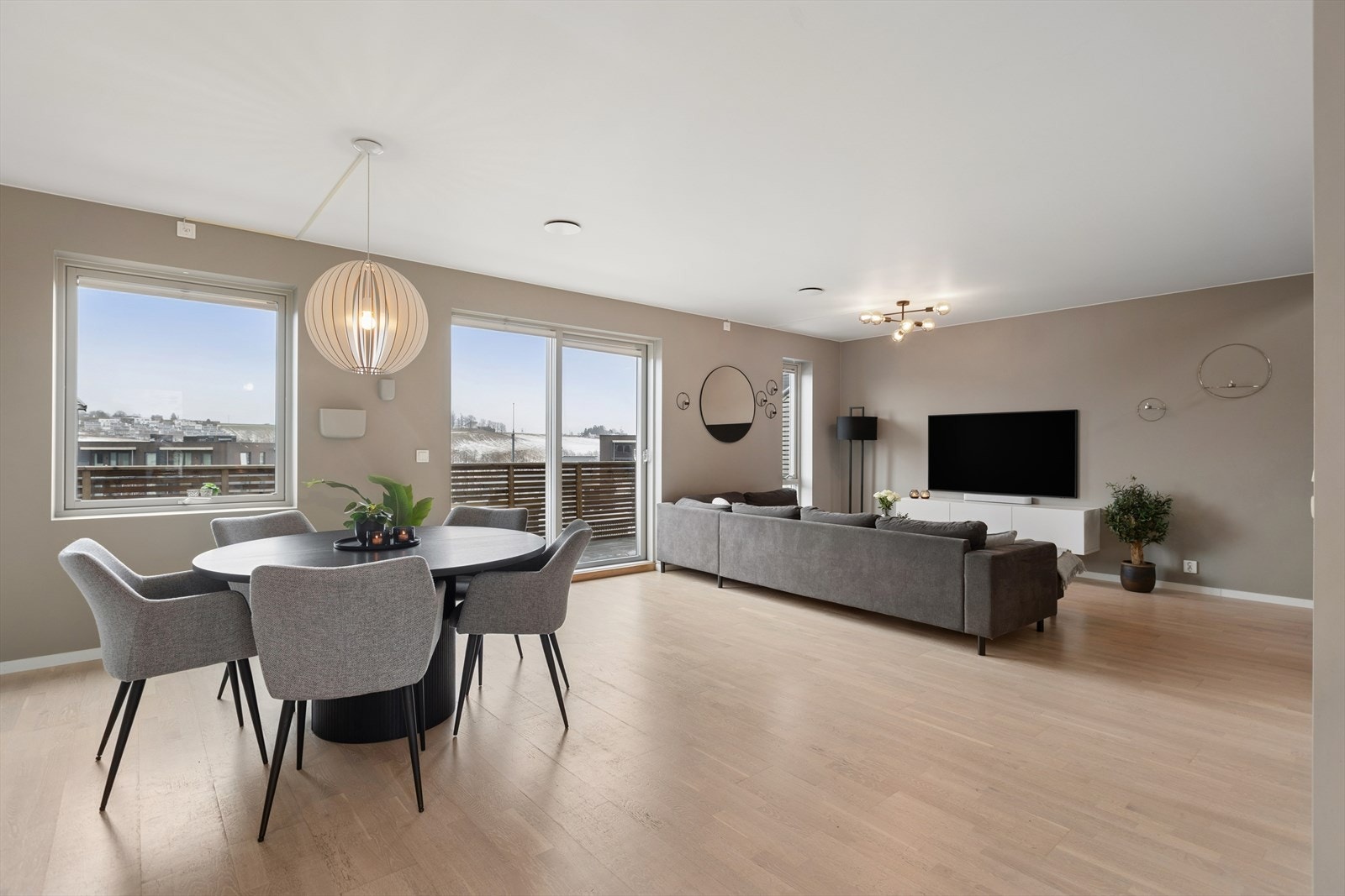 Store vindusflater slipper inn rikelig med naturlig lys. Utgang til balkong med fritt utsyn. Galleribilde