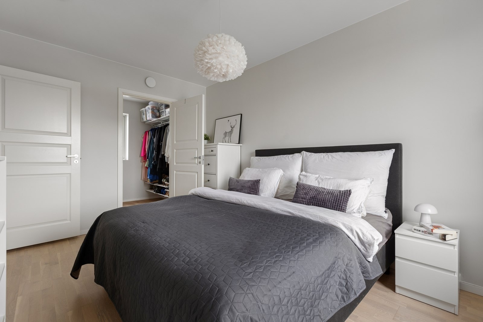 Hovedsoverommet er av god størrelse, med plass til dobbeltseng og tilhørende soveromsmøblement. Galleribilde