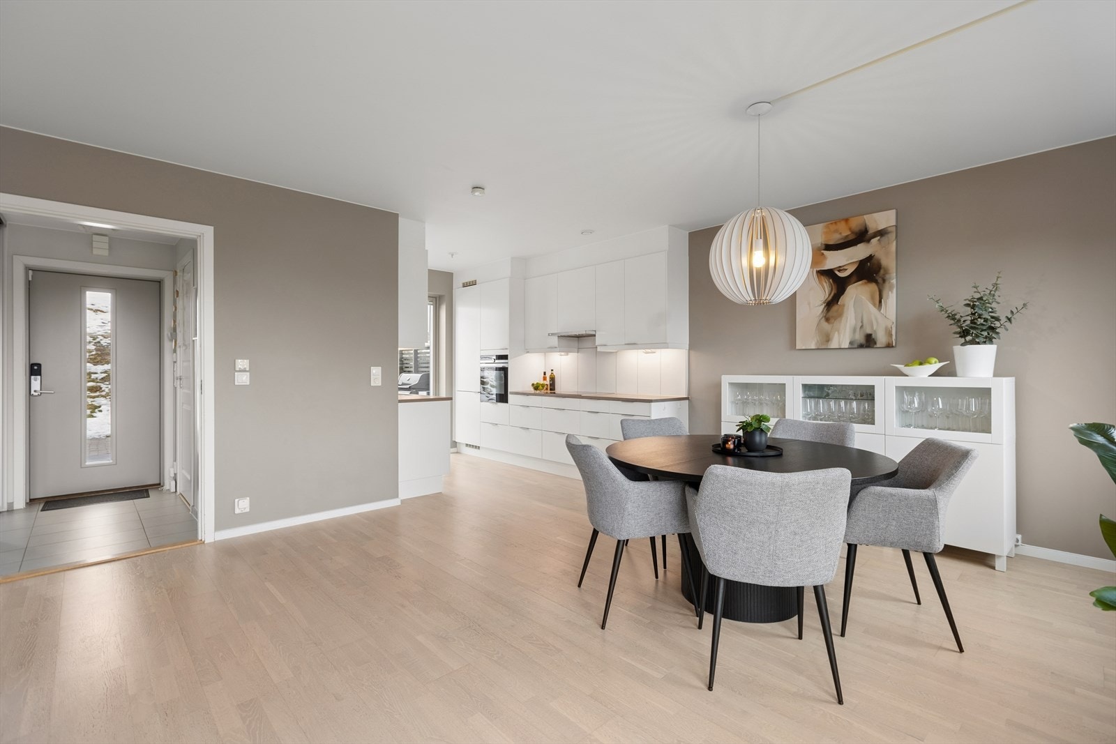 Boligens hjerte er allrommet, med stue, spisestue og kjøkken. Rommet er åpent, luftig og sosialt. Galleribilde