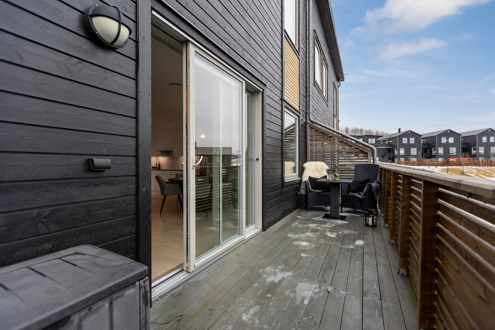 Balkongen har plass til møblement. Galleribilde