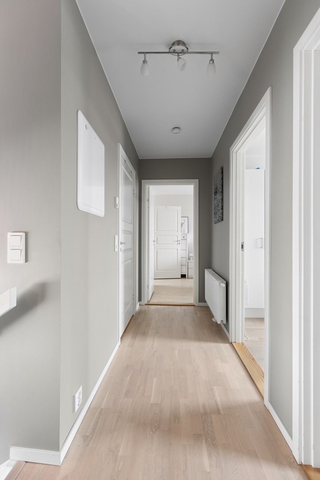 2. etasje byr på bad/vaskerom og tre soverom, hvorav ett av dem har tilknytning til bod/garderobe. Galleribilde