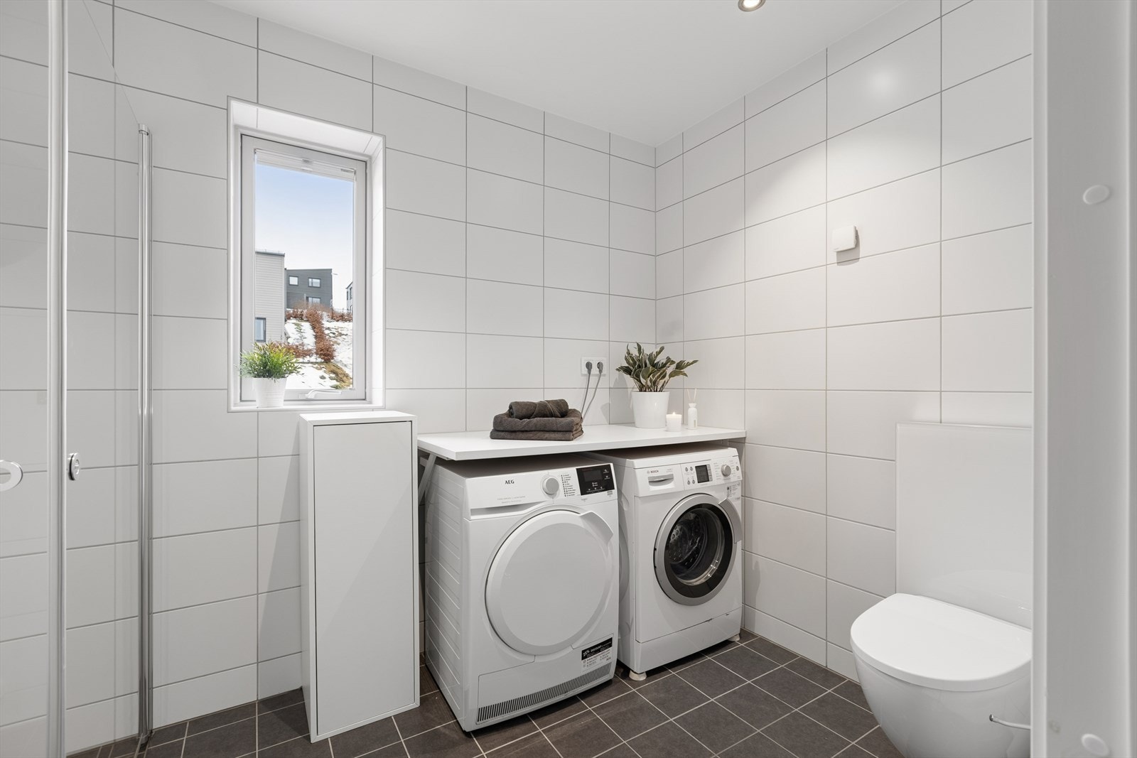 Praktisk vaskesone med brettebenk på badet. Galleribilde