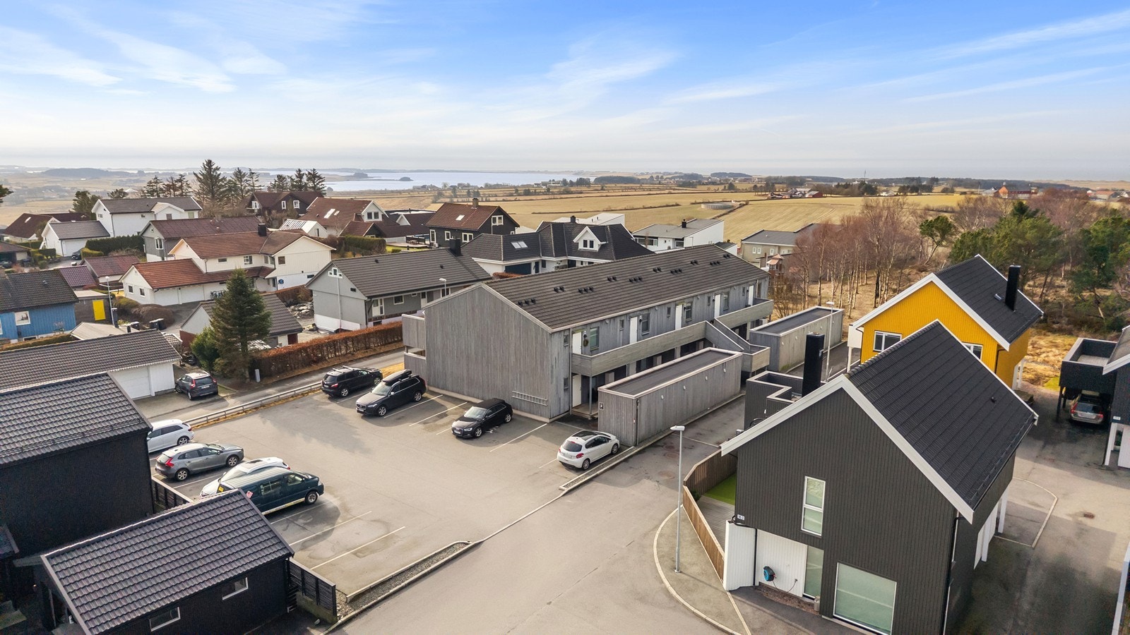 Parkering og bod like utenfor. Galleribilde