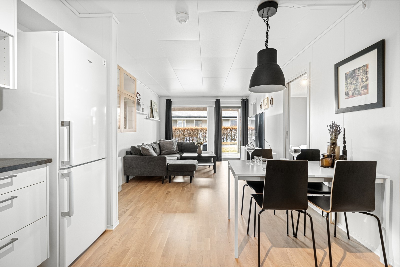 Store vindusflatene bidrar til en lys og hyggelig atmosfære i oppholdsrommet. Galleribilde