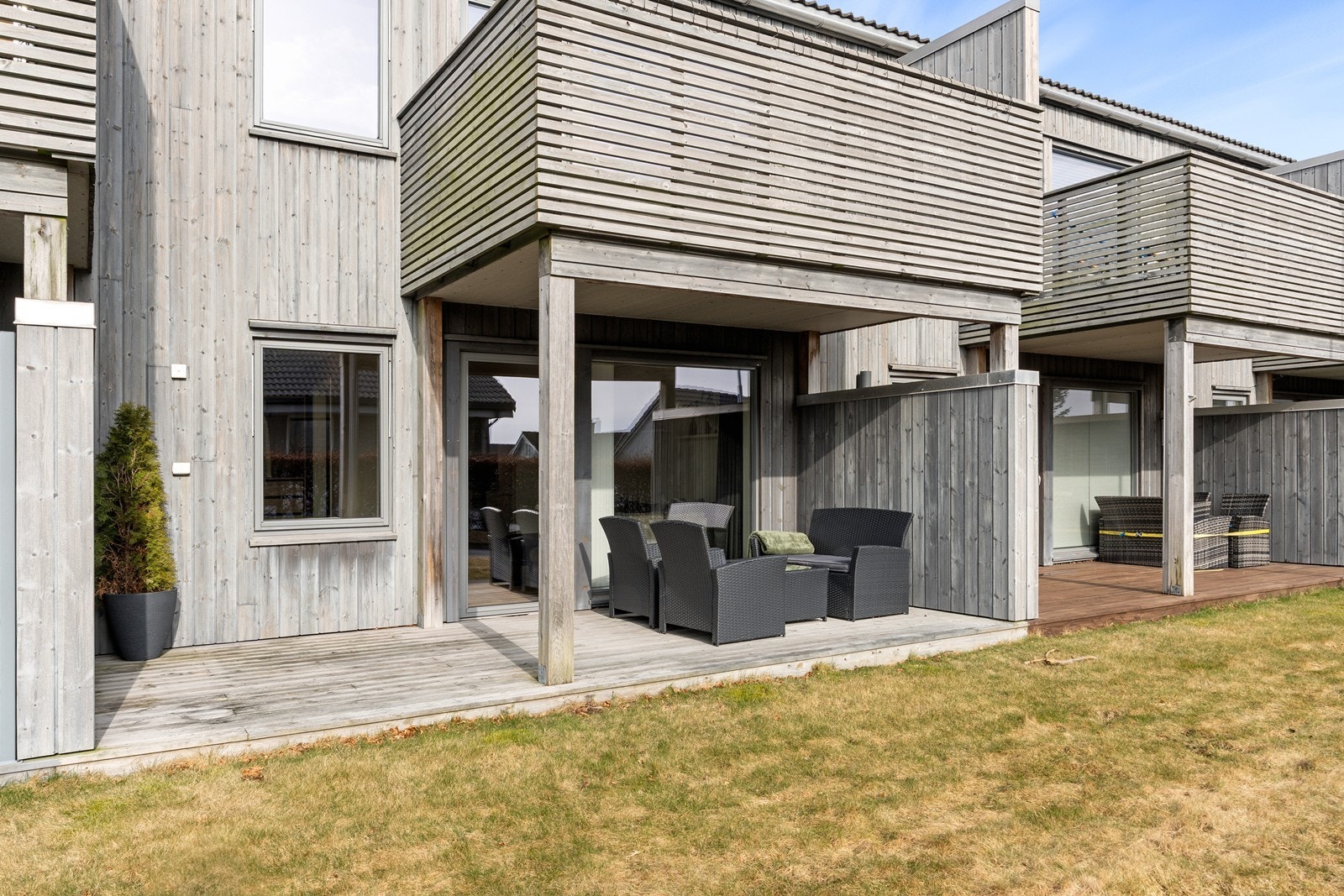 Terrassen er delvis overbygd og har god plass til hagemøbler, noe som gir et hyggelig uterom til avslapning eller små måltider ute. Galleribilde