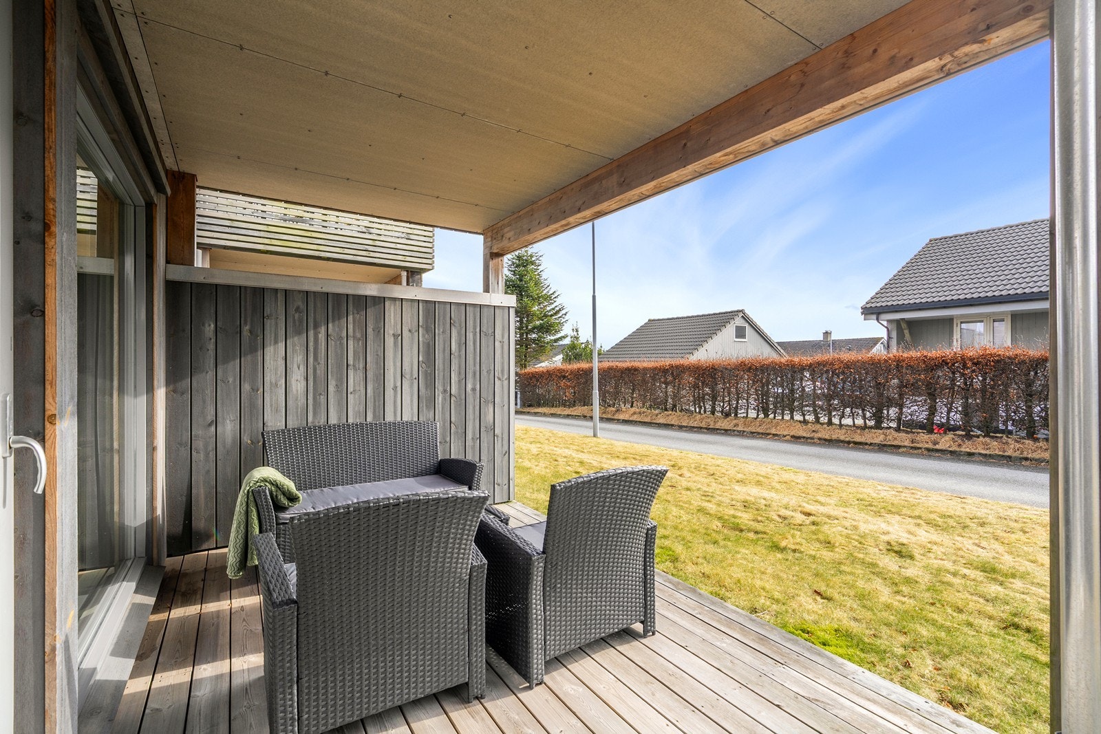 Solrik terrasse med utgang fra stuen. Galleribilde