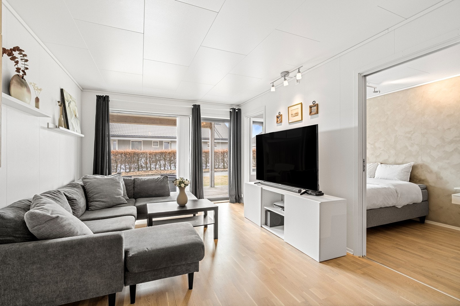 Naturlig plass til stor sofa og TV Galleribilde