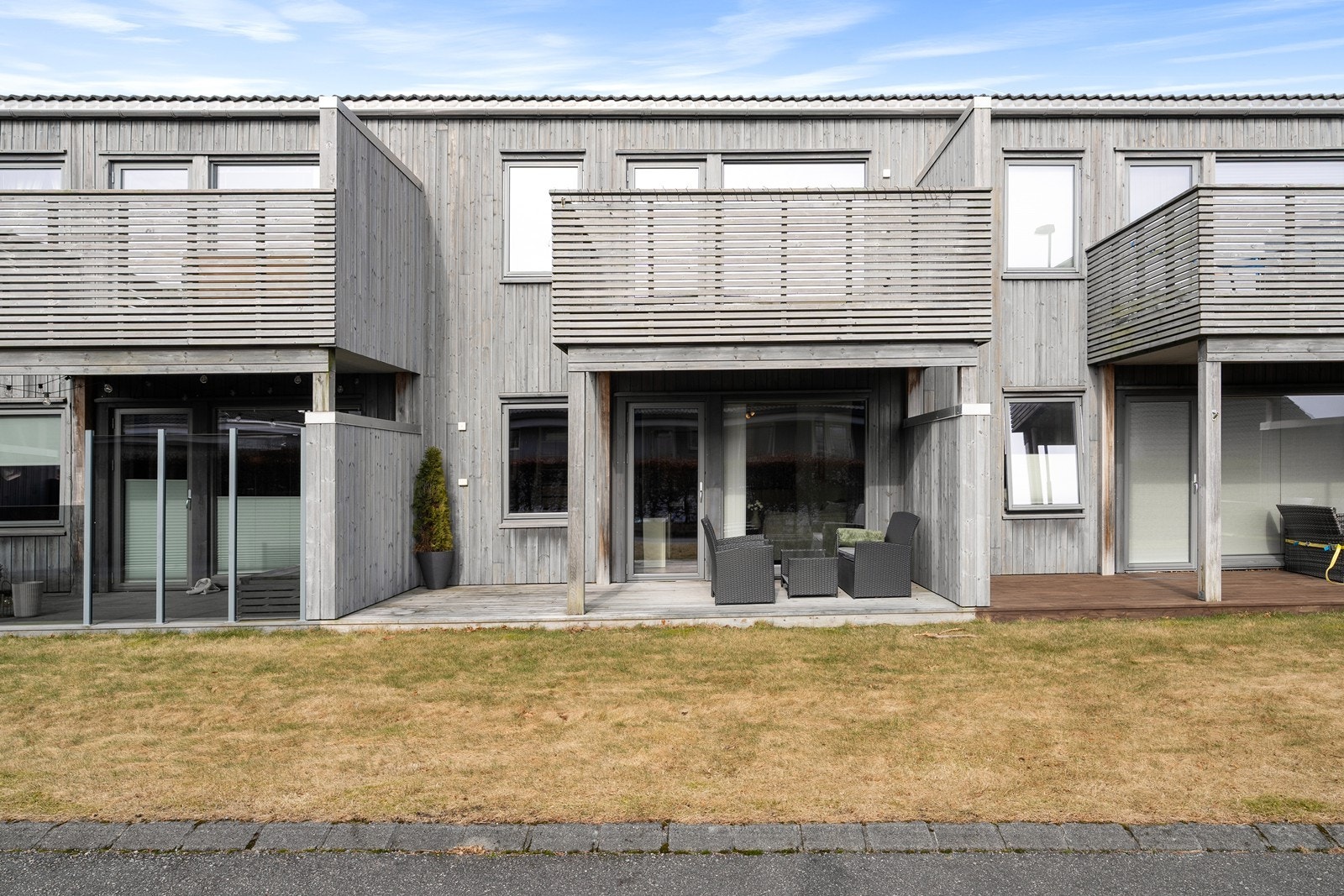 Terrasse med felles plen forran terrassene Galleribilde