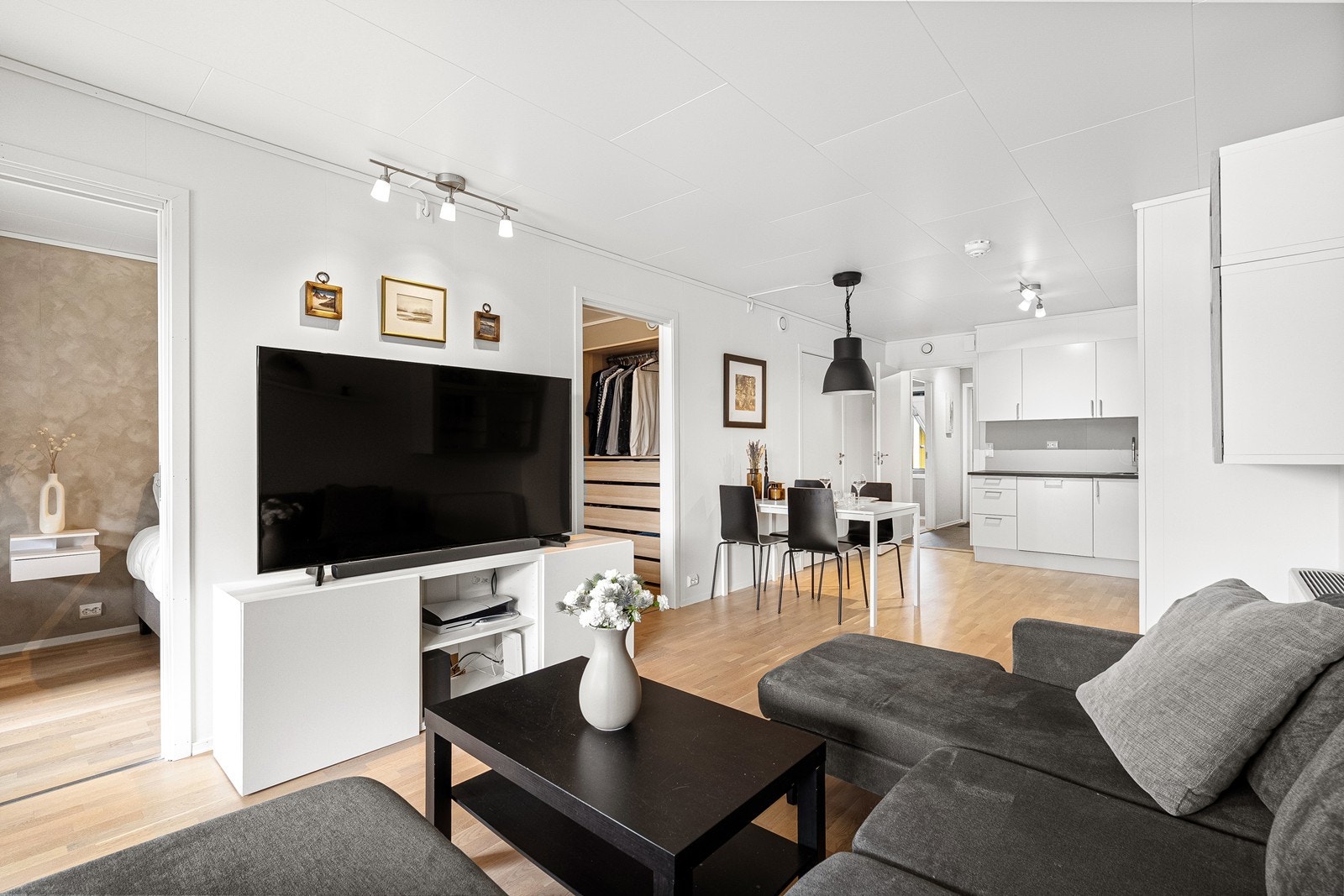 Stue og kjøkken er separert i hver sin ende. Dette skaper naturlige soner som gir ro til både matlaging og avslapning, uten at det går på bekostning av romfølelsen Galleribilde