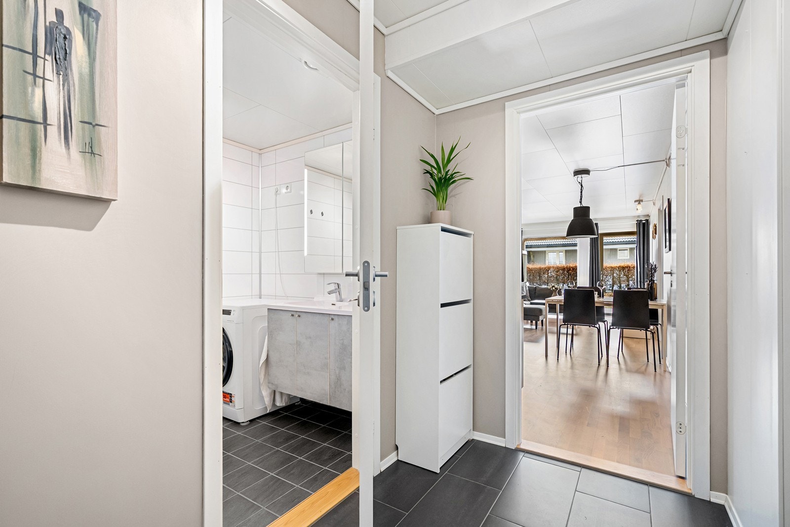 Boligen har vannbåren varme med gulvvarme på gang og bad. Galleribilde