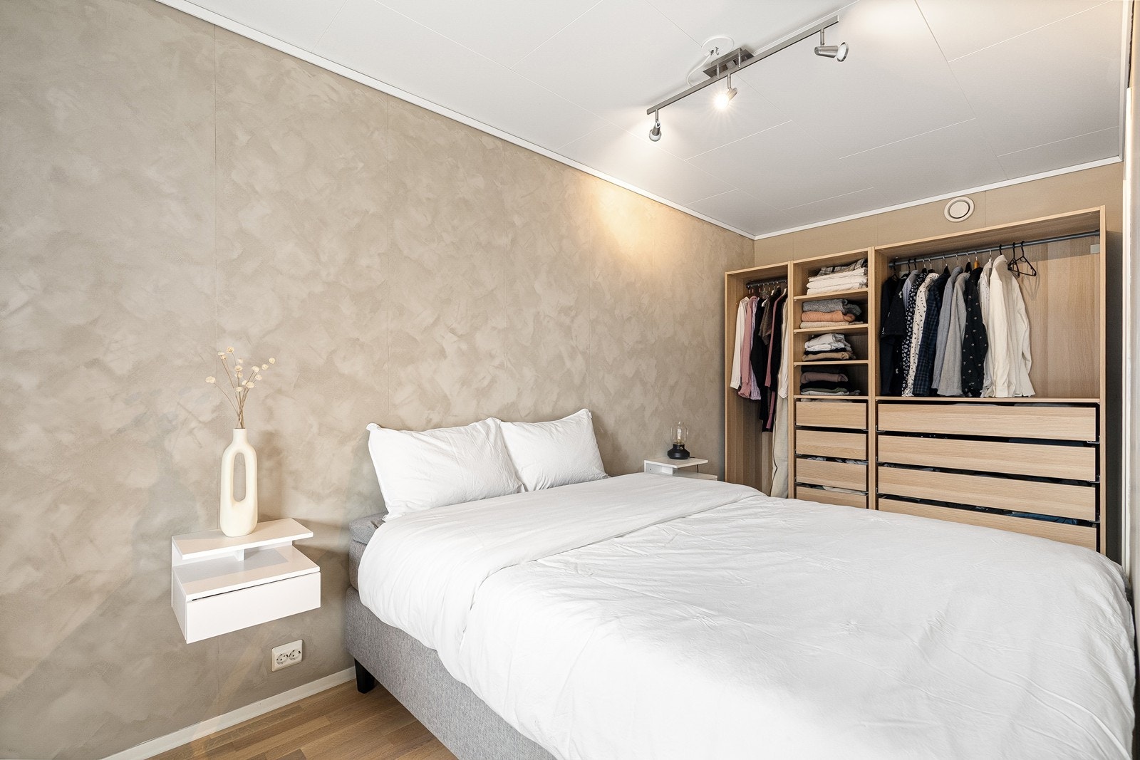 Hovedsoverommet er malt i behagelige farger med plass til ønsket soveromsinnredning. Galleribilde