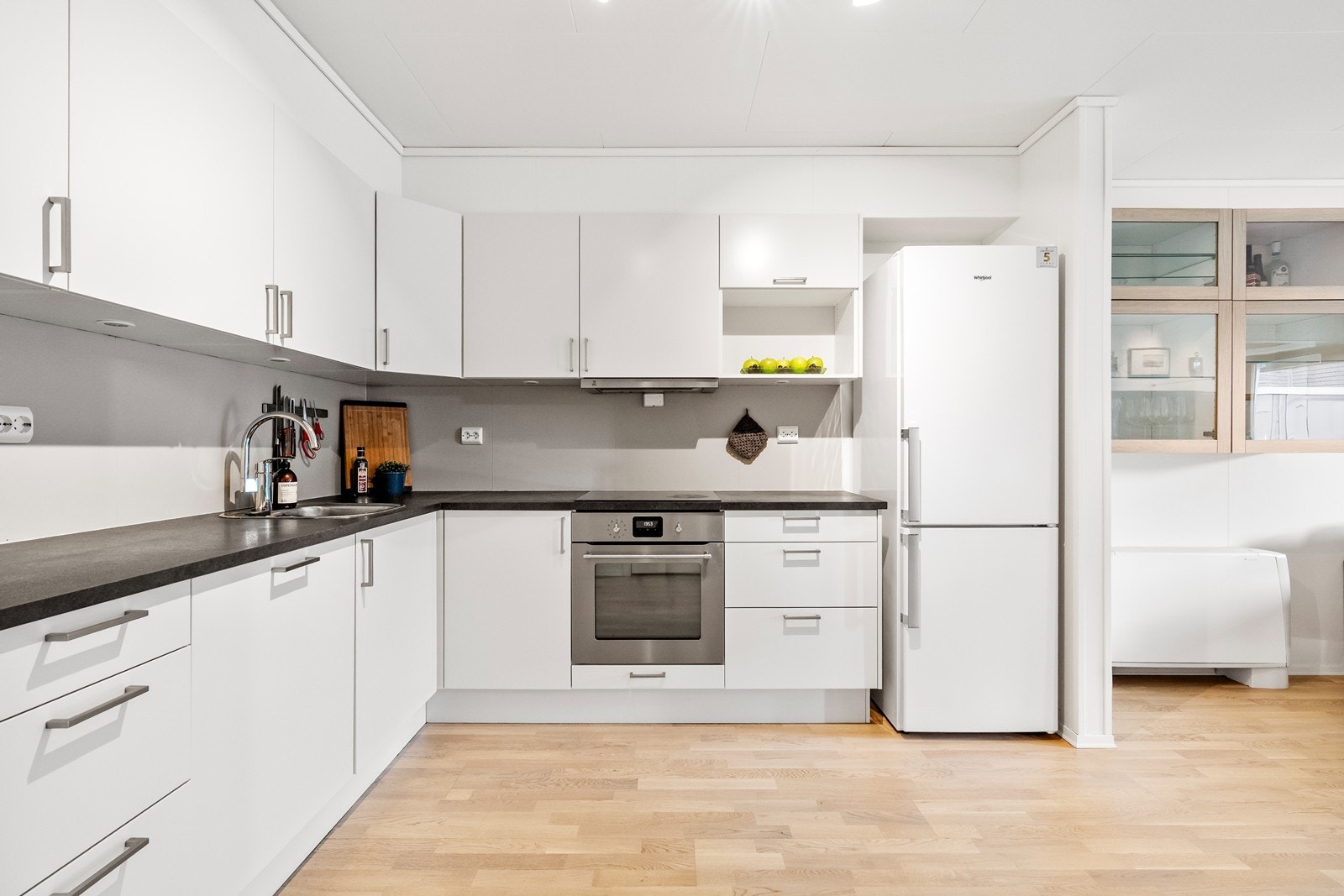 Kjøkkenet er innredning med glatte fronter og benkeplate av laminat, samt delvis integrerte hvitevarer Galleribilde