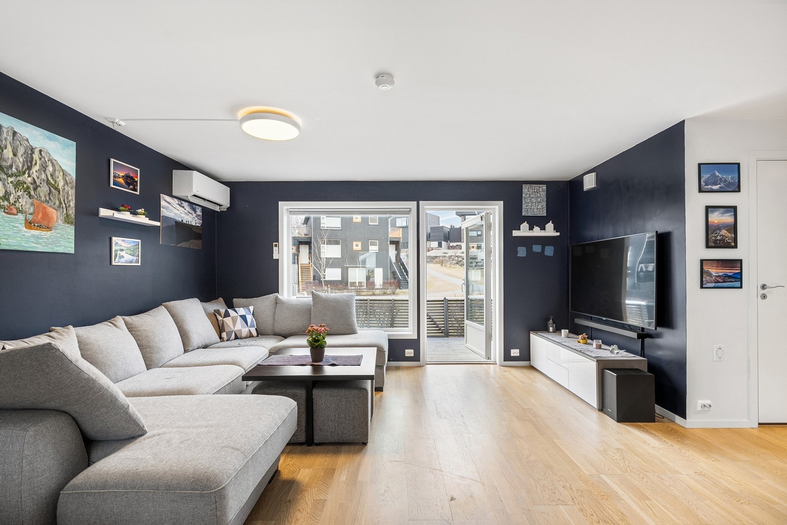 Utgang til terrasse gir enkel tilgang til uteområdet fra oppholdsrommet. Galleribilde