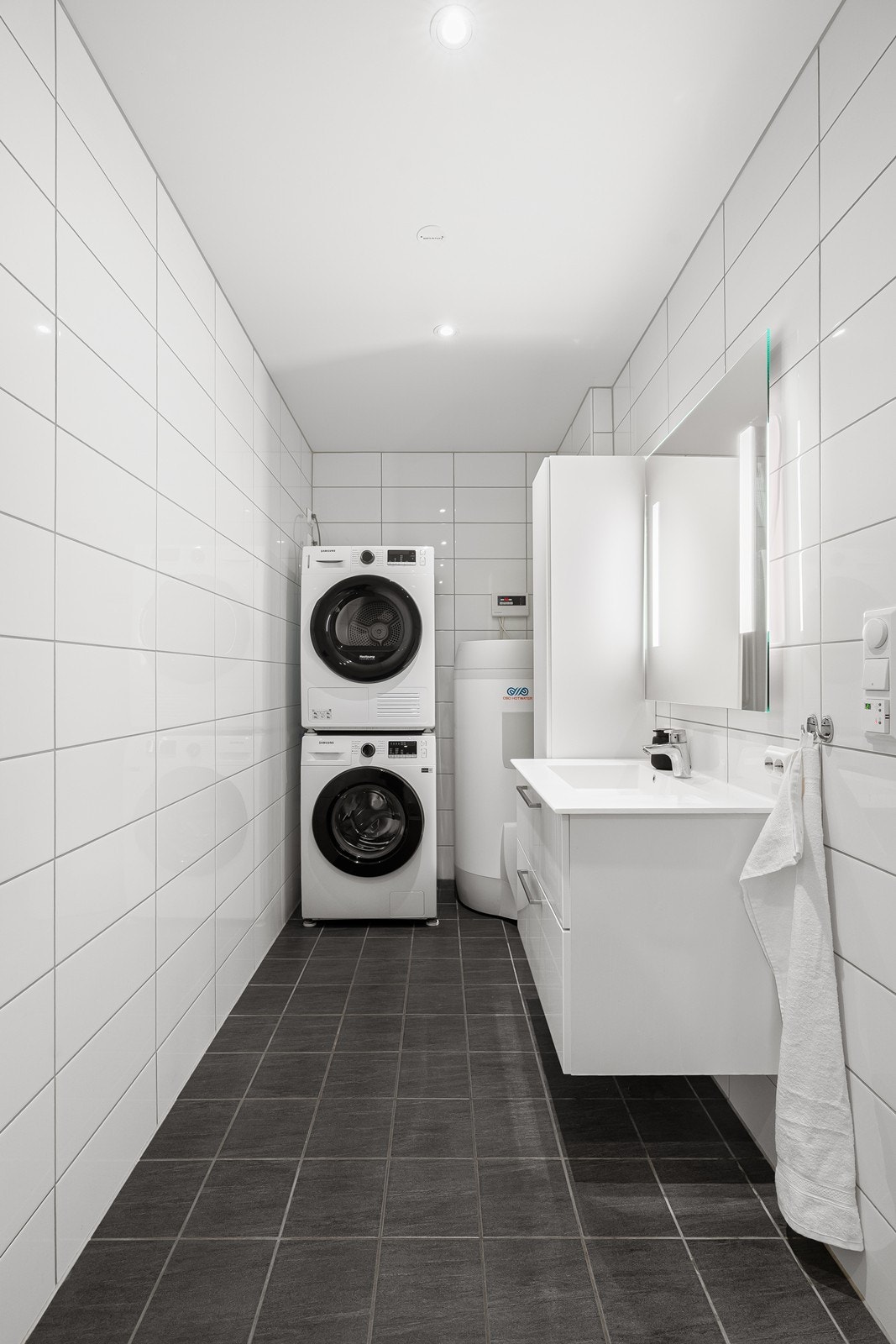 Opplegg for vaskemaskin og tørketrommel gir praktisk vaskeromsløsning med god funksjonalitet. Galleribilde