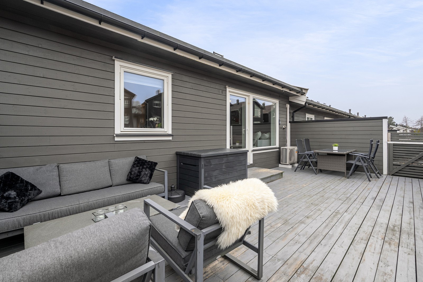 Stor terrasse med mulighet for flere soner som innbyr til både avslapning og hyggelige sammenkomster. Galleribilde