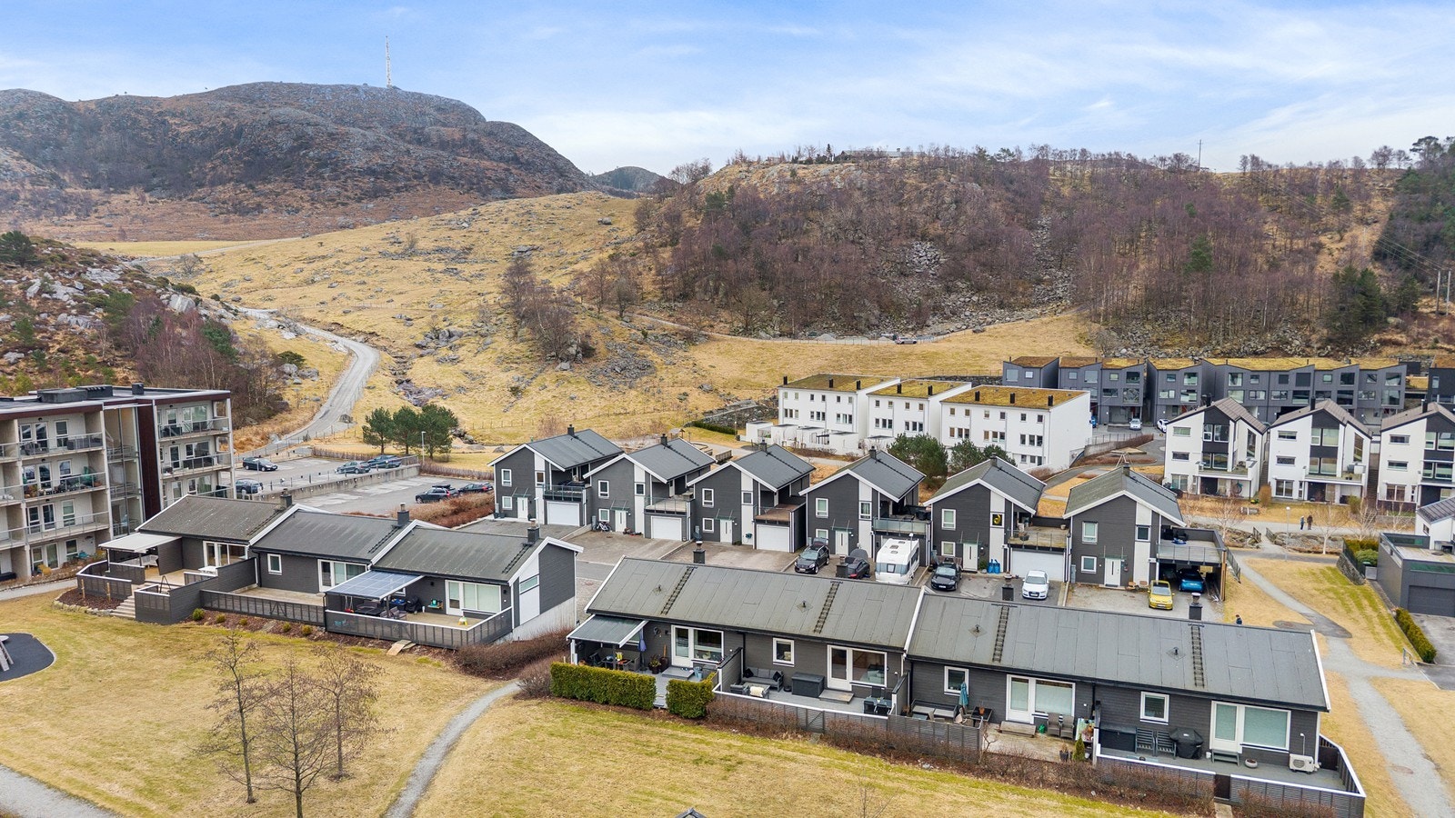 Boligen har en attraktiv beliggenhet i det nyere boligområdet Kleivane, med kort vei til Sandnes. Galleribilde
