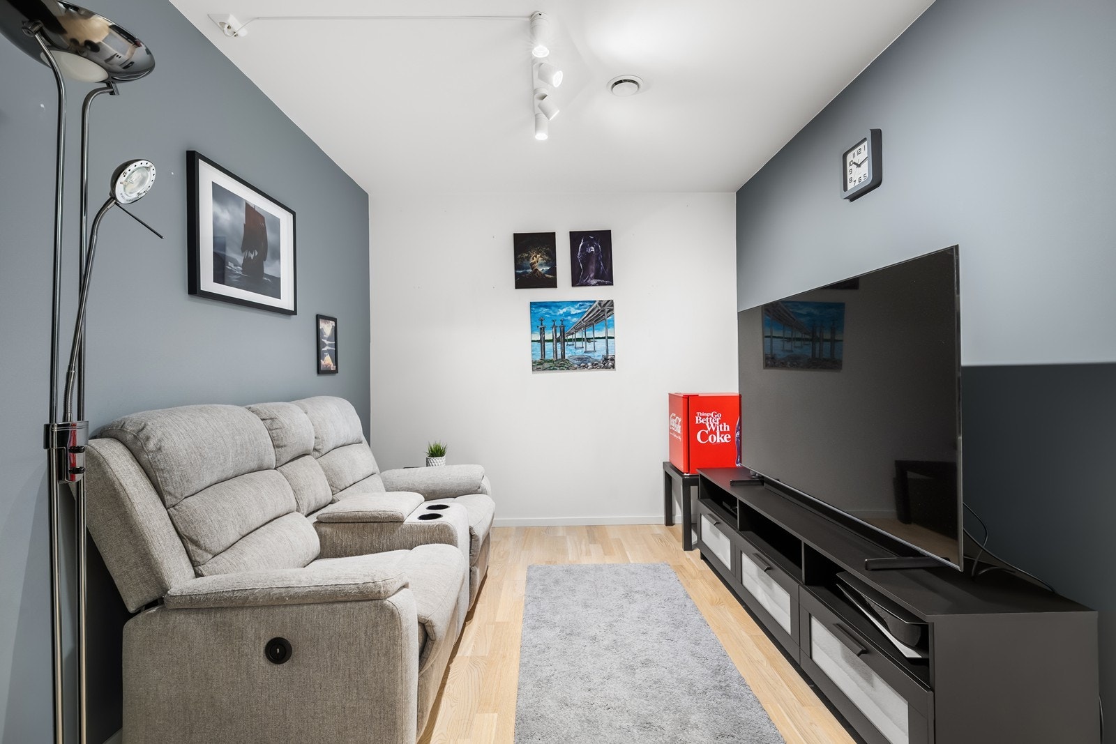 Plass til komfortable sittemøbler, et perfekt tilfluktssted for rolige kvelder og underholdning. Galleribilde