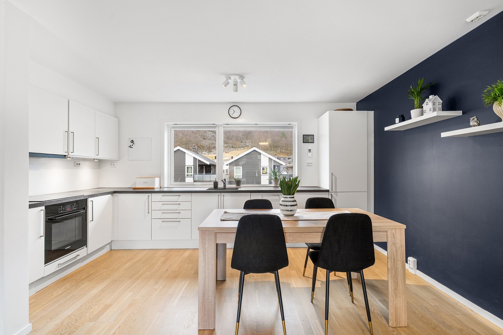 Plass til spisebord ved kjøkkenet skaper en sosial sone for måltider. Galleribilde