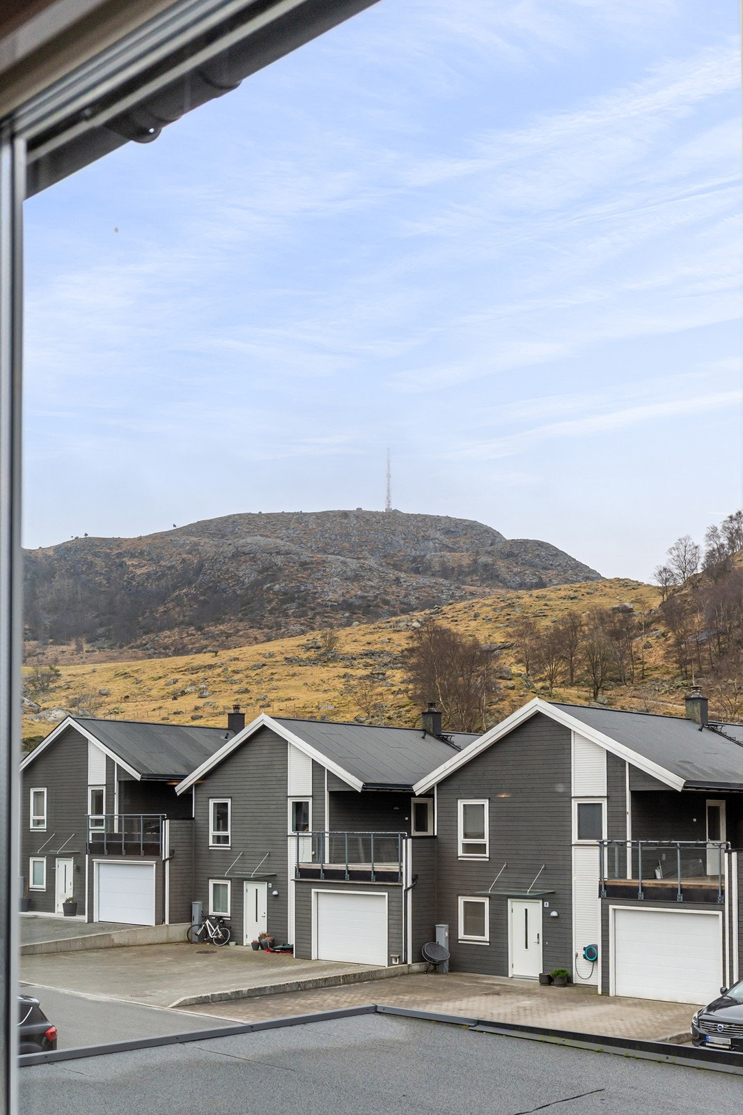 Fra vinduene er det utsyn mot fjellandskapet, som gir en naturskjønn ramme. Galleribilde
