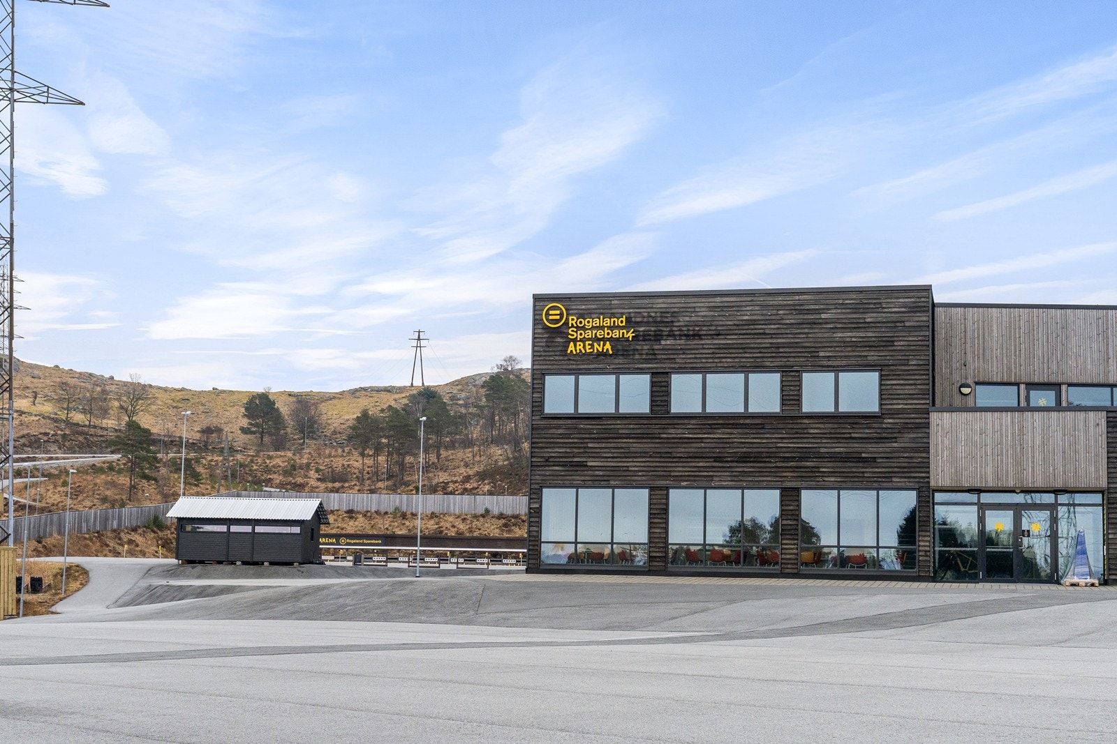 Rogaland Sparebank Arena ligger i nærheten, med moderne fasiliteter Galleribilde