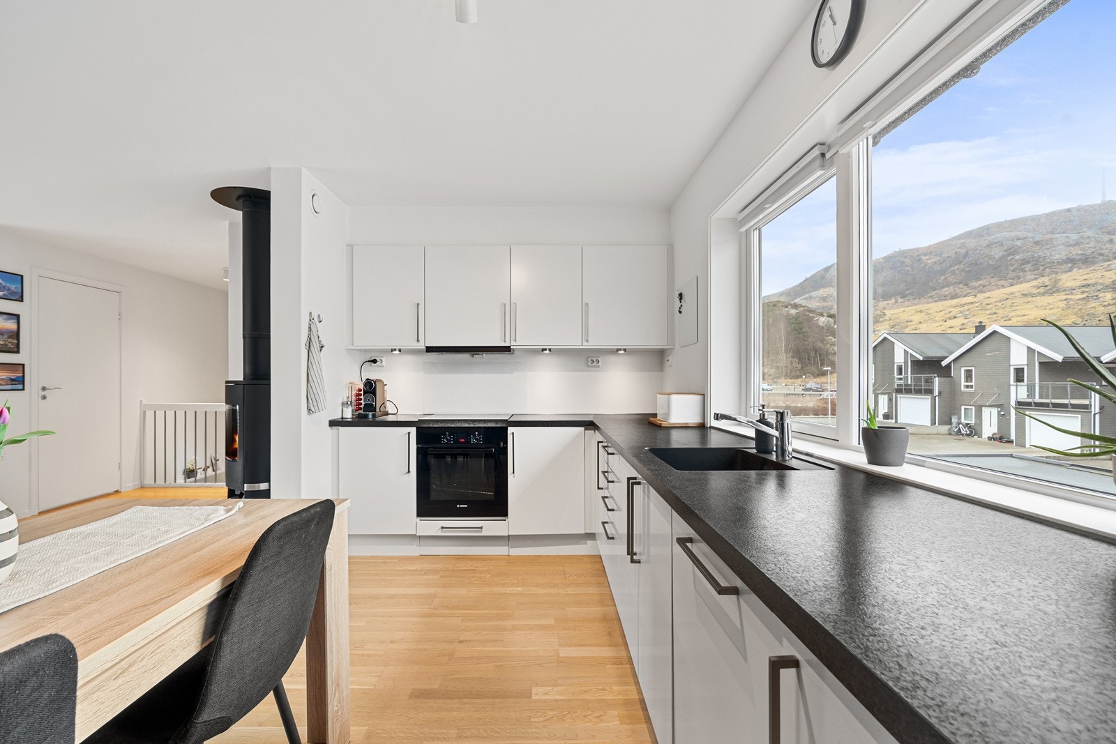 Rikelig med skap- og benkeplass. Galleribilde