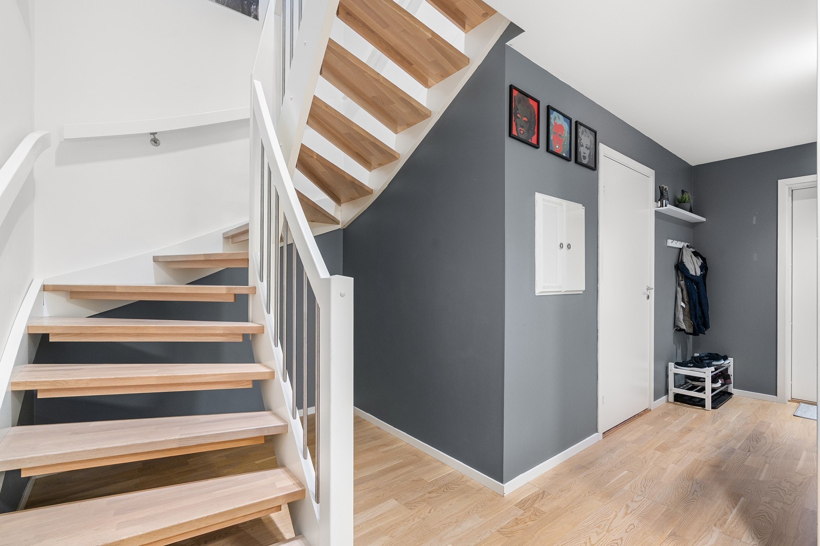 Lyse parkettgulv og malte vegger gir et moderne preg til entréen. Galleribilde