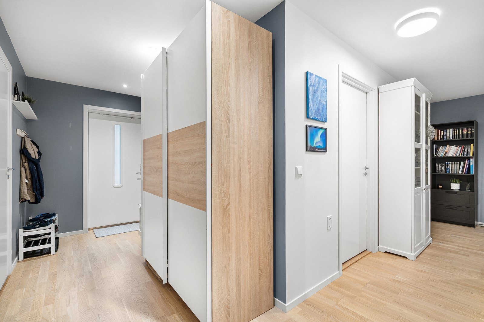 Skyvedørsgarderobe gir effektiv og praktisk oppbevaring Galleribilde