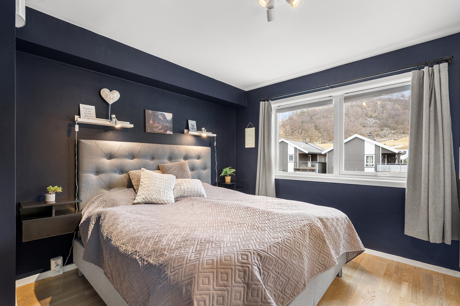 Hovedsoverommet har store vinduer gir godt med naturlig lys og god plass til ønsket soveromsinnredning. Galleribilde