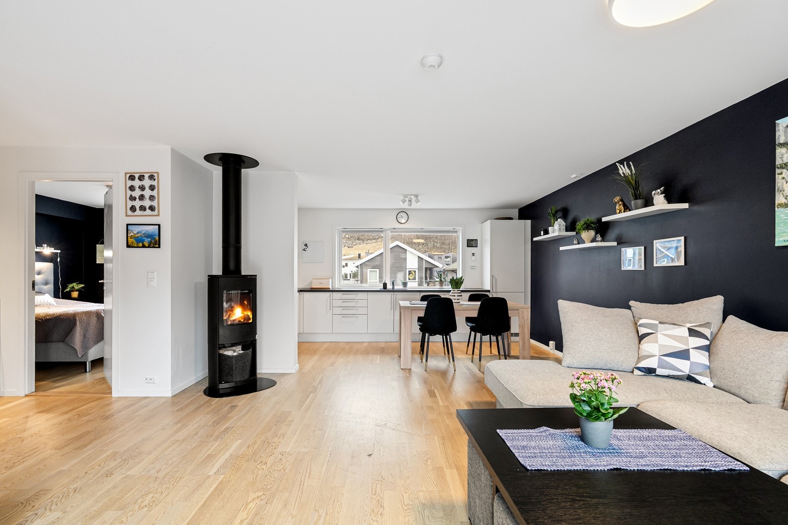 Direkte forbindelse til kjøkkenet gjør det enkelt å kokkelere, samtidig som man holder middagsgjestene med selskap. Galleribilde