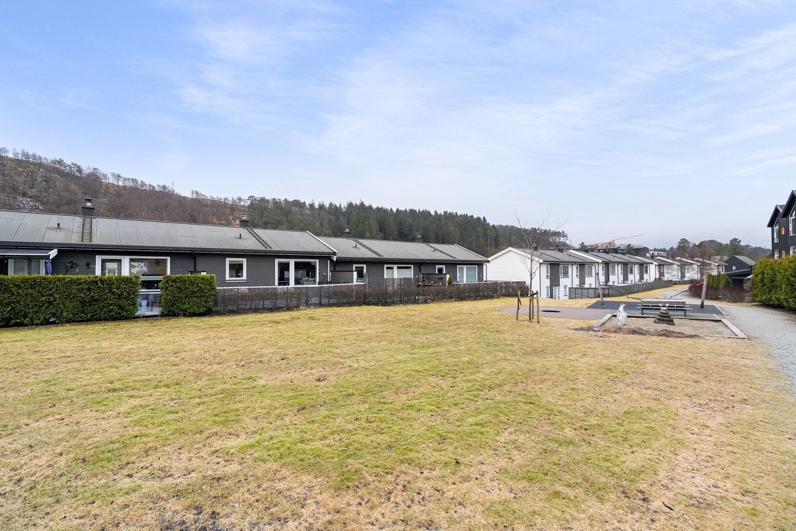 Terrassen vender mot et flott opparbeidet grøntområde, som gir en åpen og luftig følelse. Galleribilde