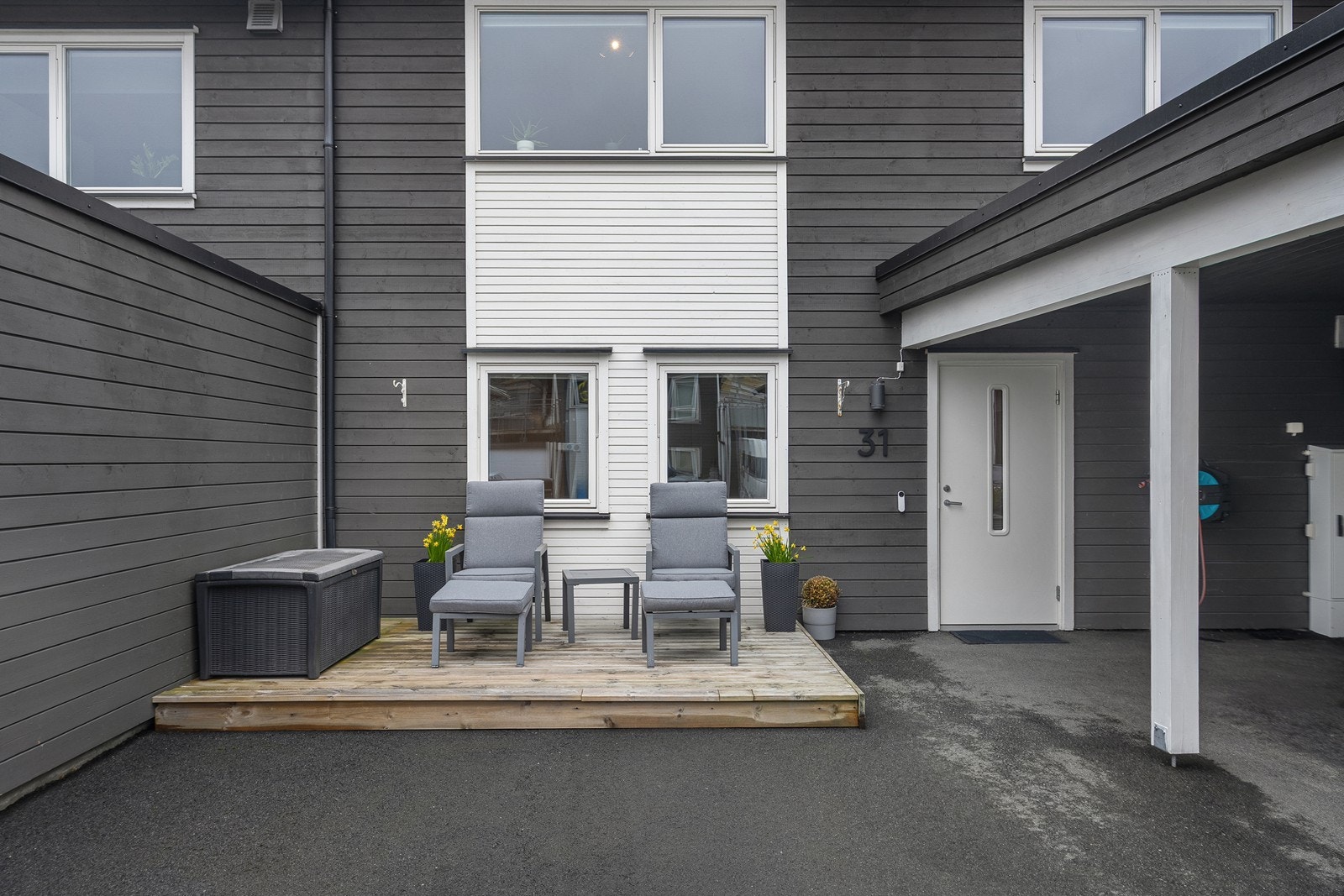 Markterrassen ved inngangen gir et innbydende uteområde, ideelt for solrike dager og utendørs aktiviteter. Galleribilde