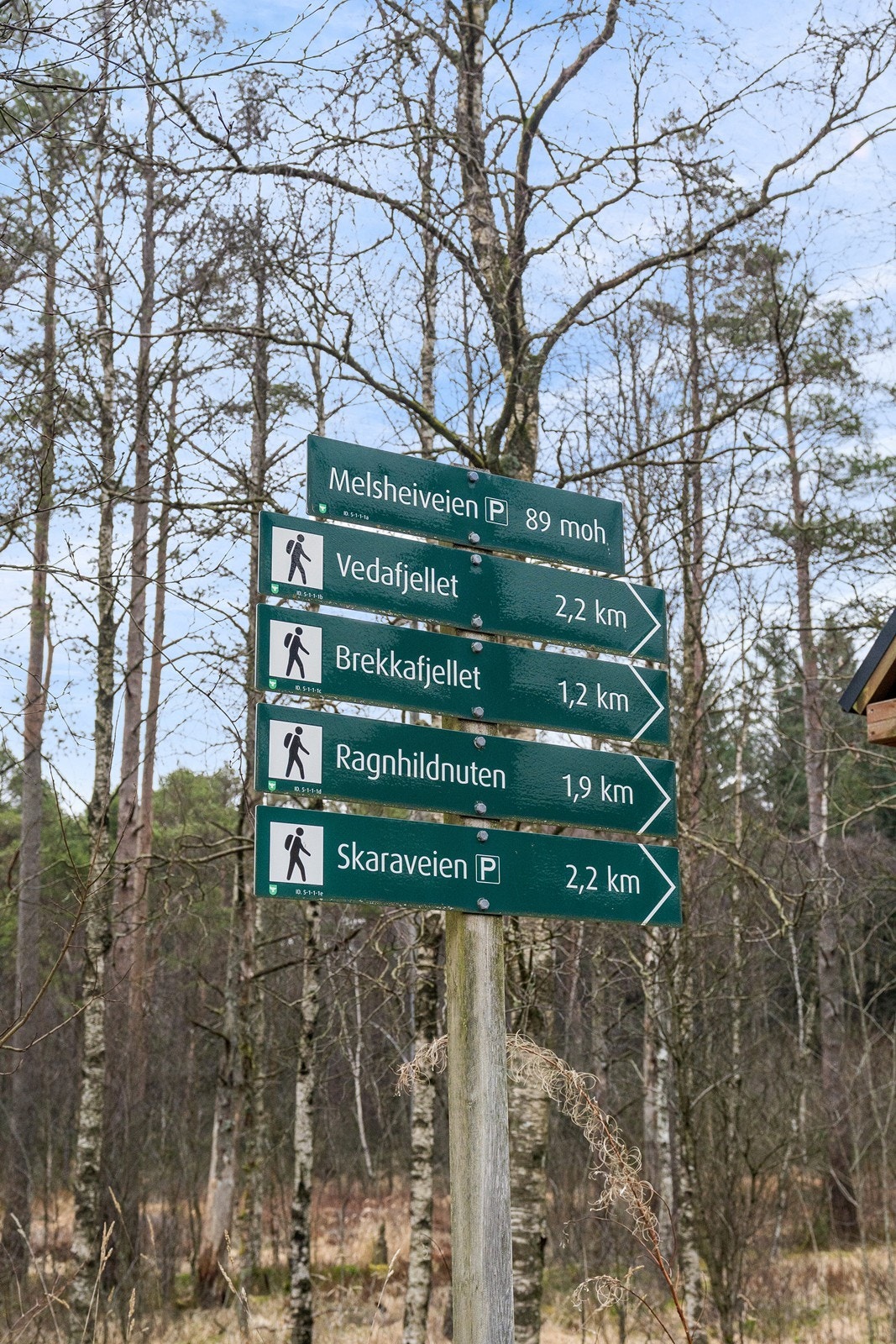 Turstier i området er godt merket med avstander til lokale fjelltopper. Galleribilde