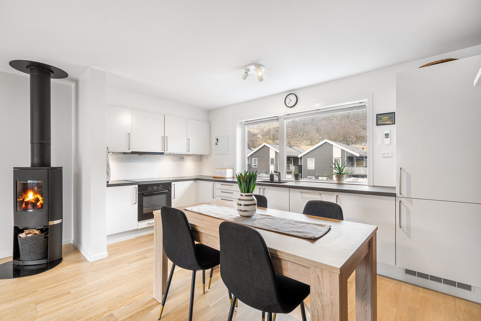 Kjøkkenet har glatte fronter og laminat benkeplate med integrerte hvitevarer. Galleribilde