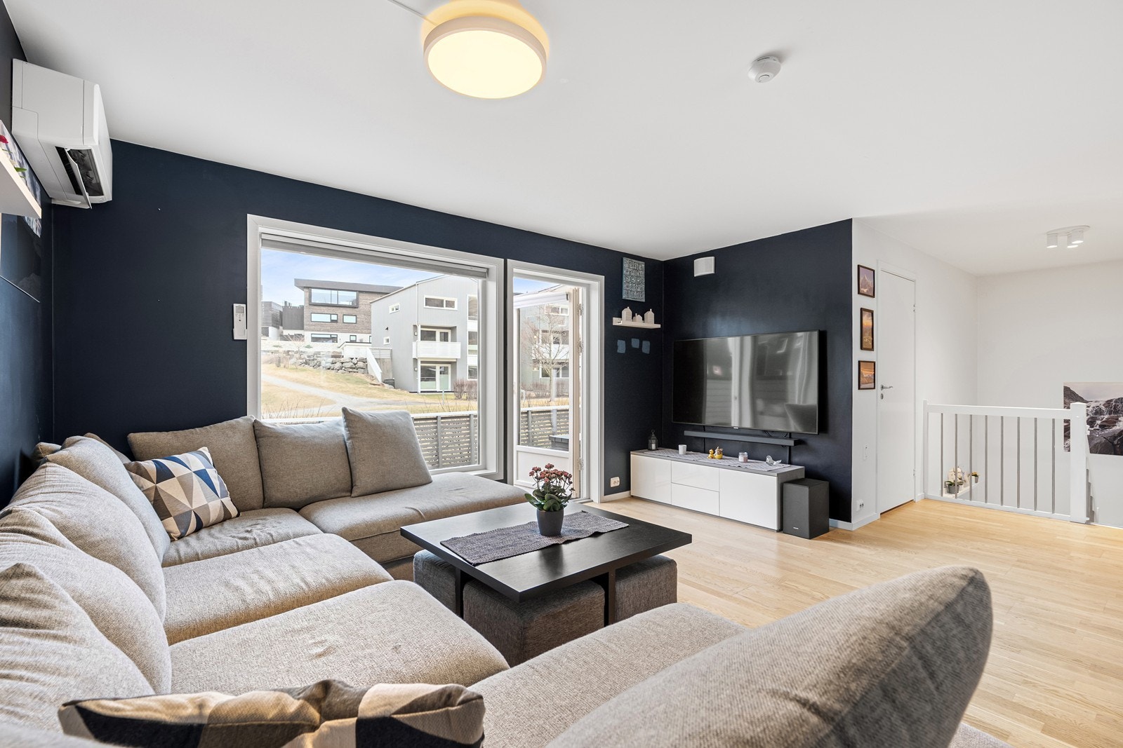 Store vindusflater gir utsyn mot hageområde og slipper inn rikelig med dagslys. Galleribilde