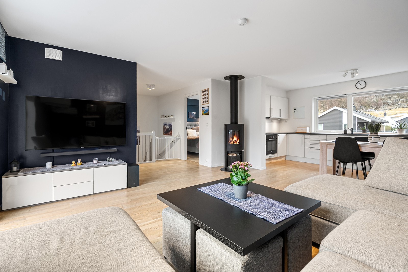 Innbydende og åpen stue med vedovn som skaper en lun og hyggelig atmosfære. Galleribilde