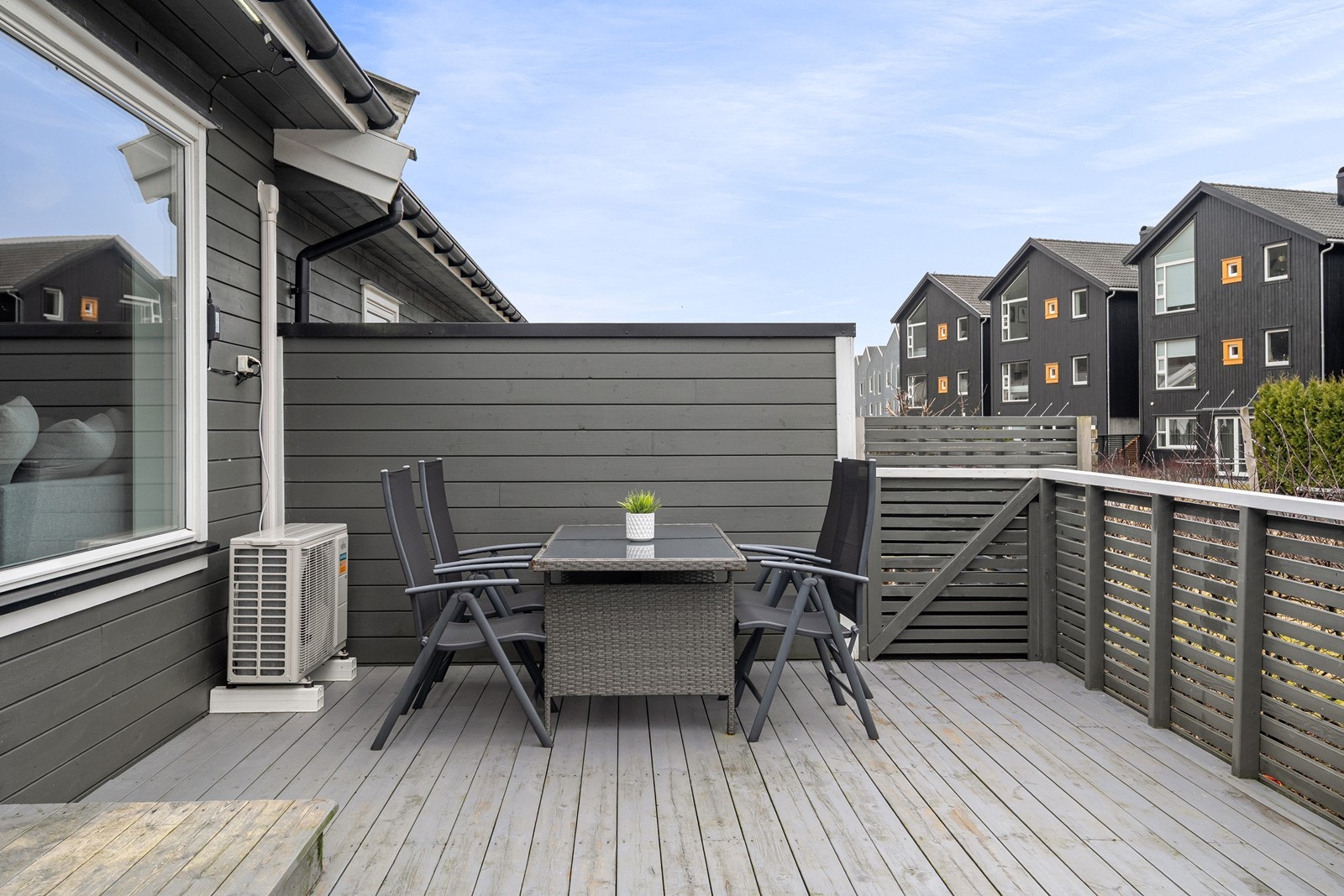 Sone med bord og stoler, her kan man nyte både frokost og middag i frisk luft. Galleribilde