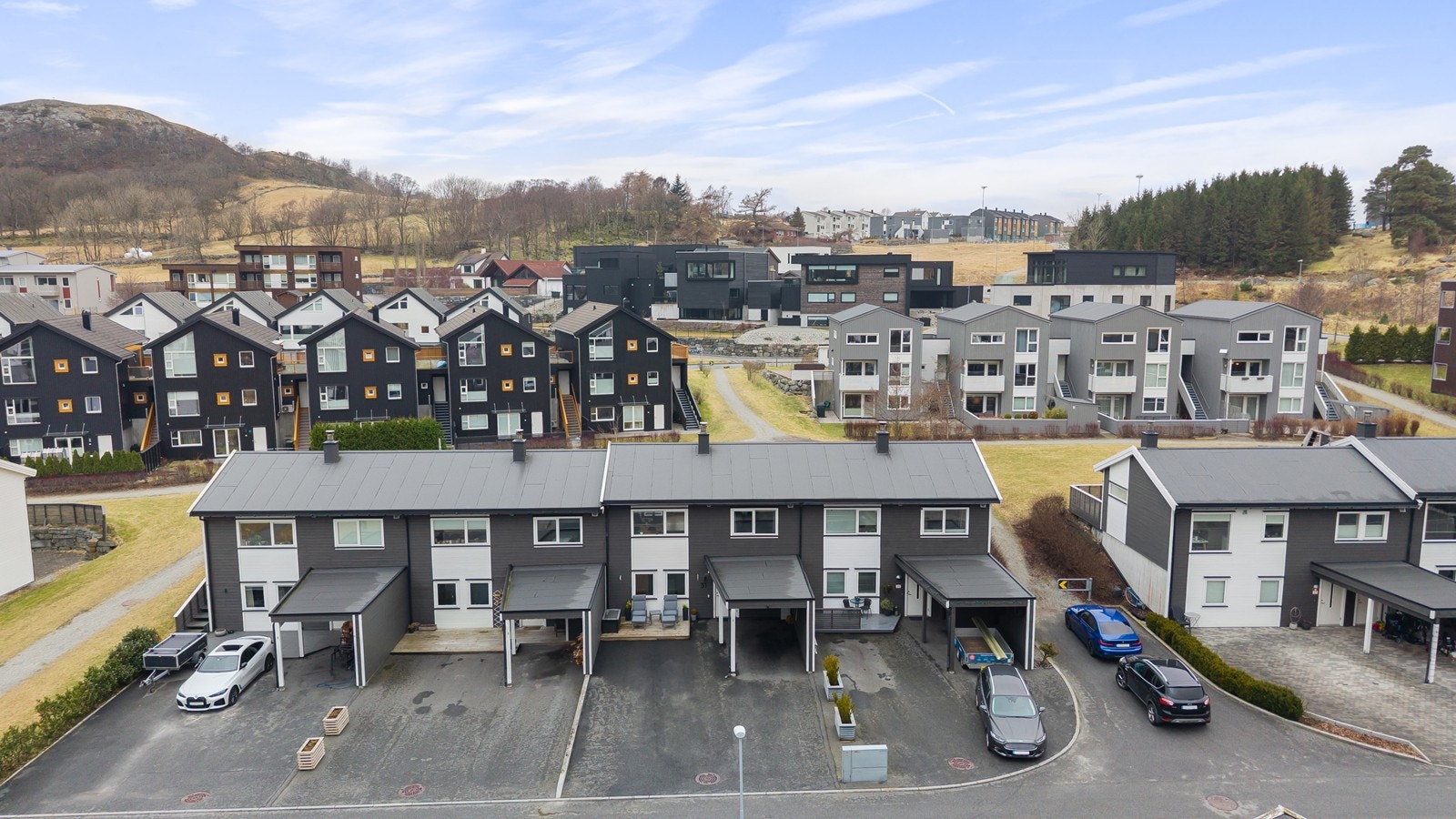 Boligene har carport og parkeringsmuligheter rett ved inngangspartiet Galleribilde