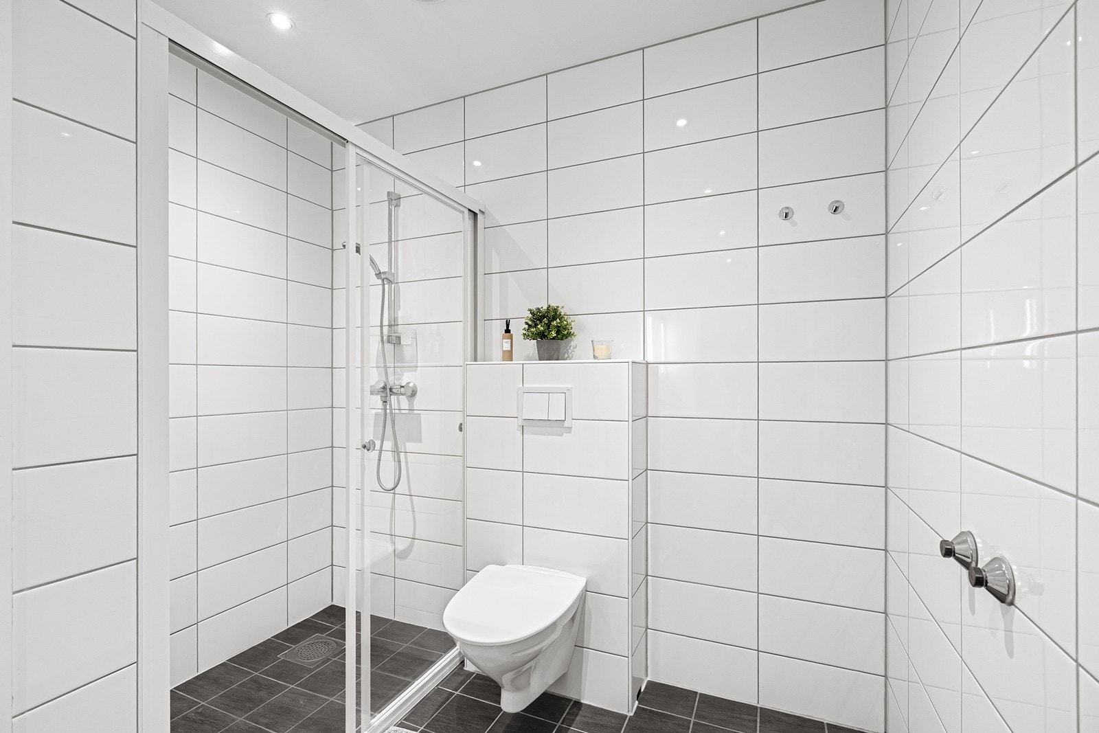 Flislagte vegger og gulv med elektriske varmekabler gir en robust våtromsløsning. Galleribilde