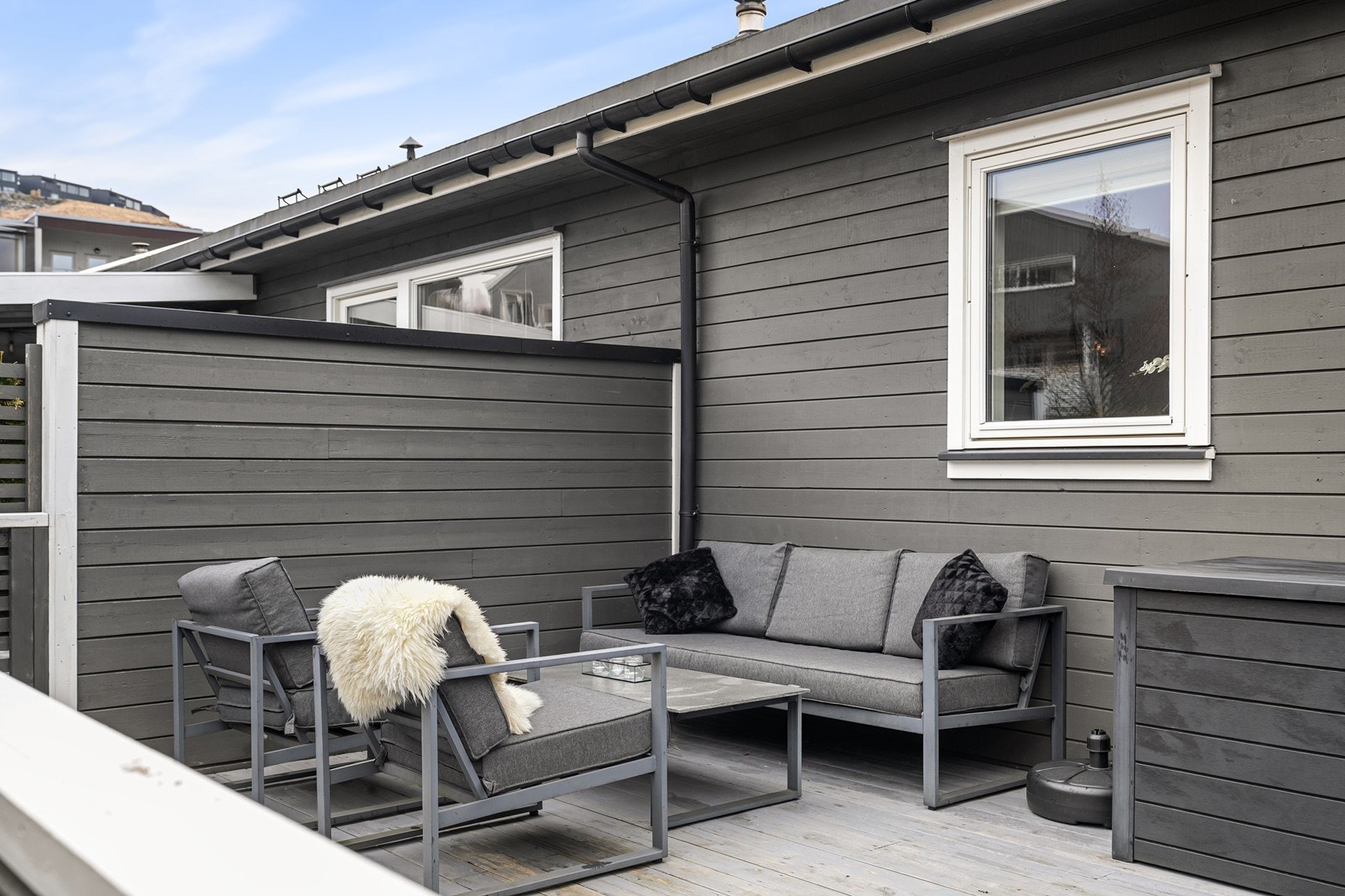 Lun del av terrassen med plass til komfortable loungemøbler. Galleribilde