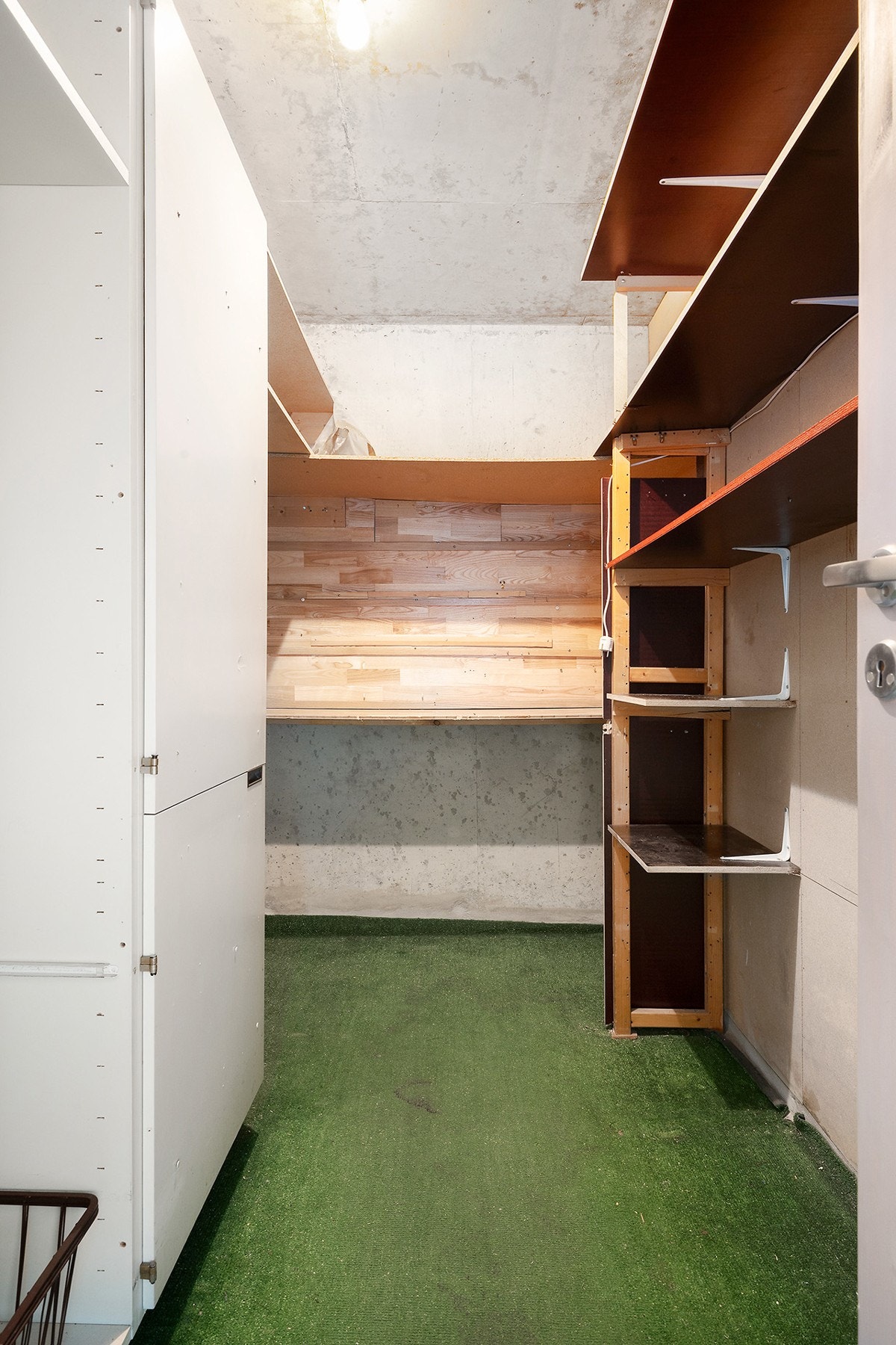 Utebod tilknyttet innglasset balkong, med fin plass til oppbevaring. Galleribilde