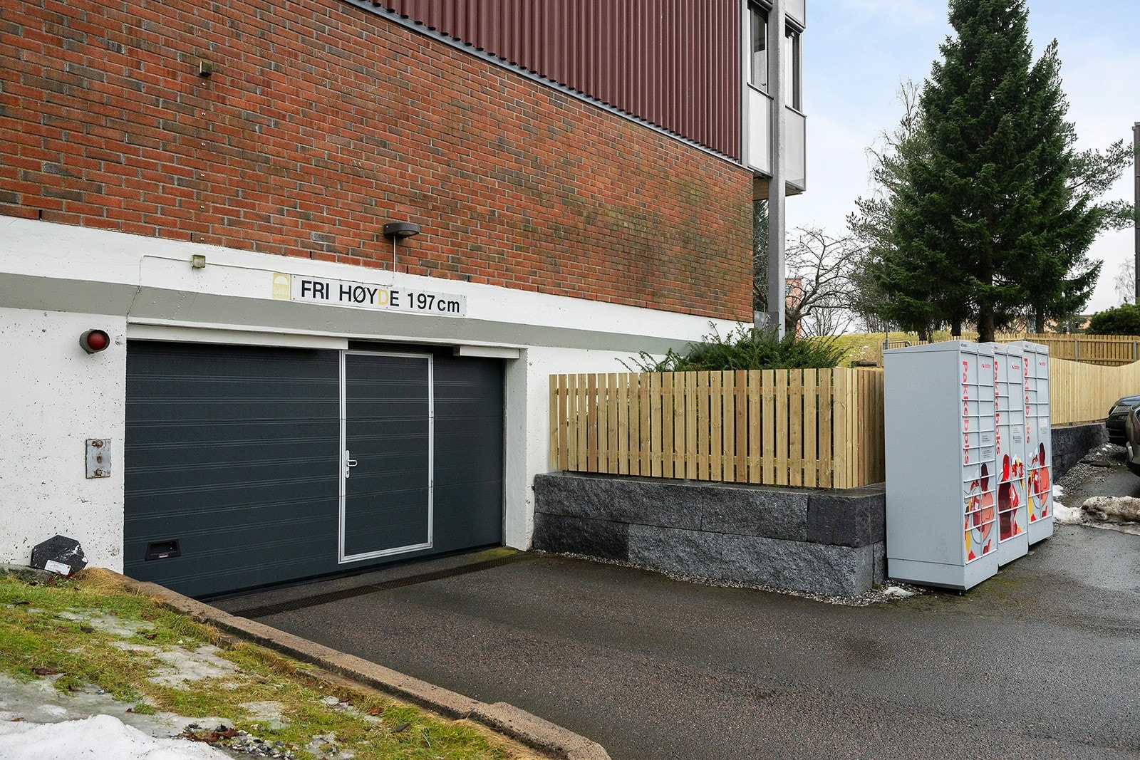Inngang til garasje. Medfølger garasjeplass med el lader. Galleribilde