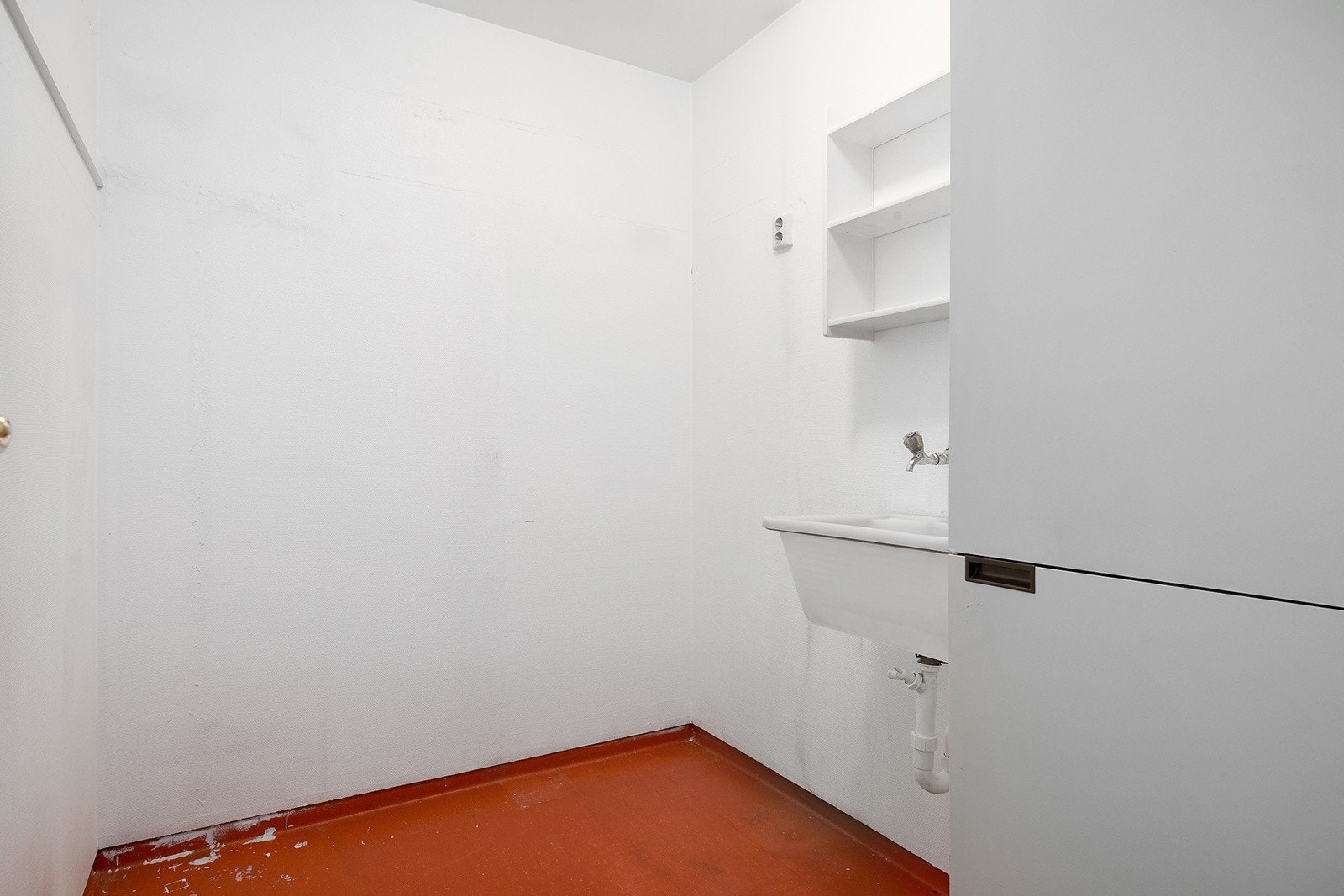 Vaskerom med opplegg til vaskemaskin. Galleribilde