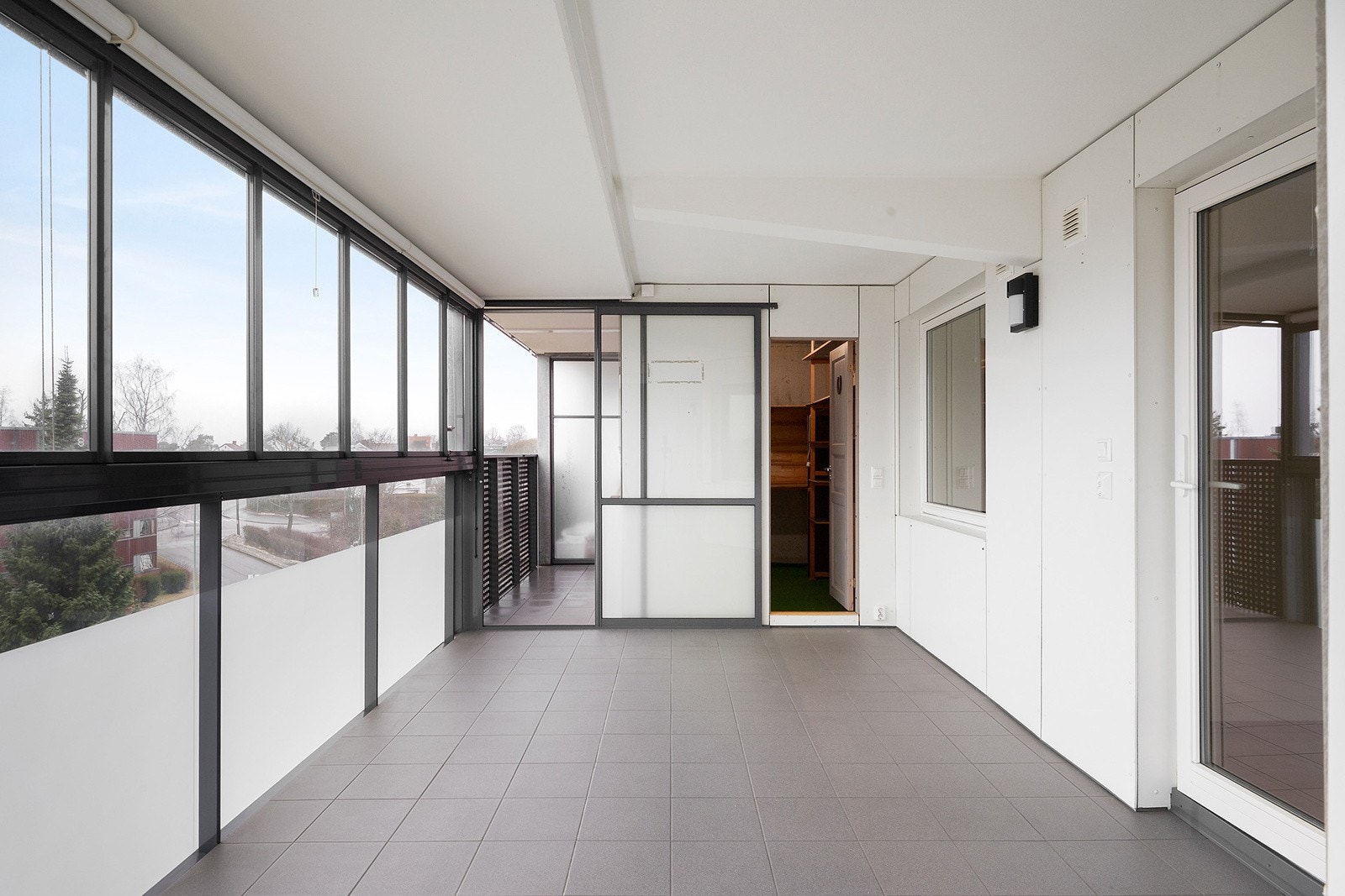 Stor balkong som blir som en forlengelse av stuen. Innglassingen gjør at den kan brukes det meste av året. Galleribilde