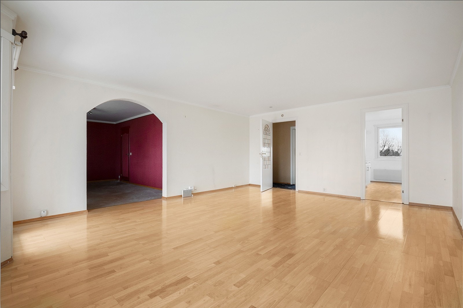 Romslig stue med god plass til sofagruppe og andre ønskede møblementer. Galleribilde