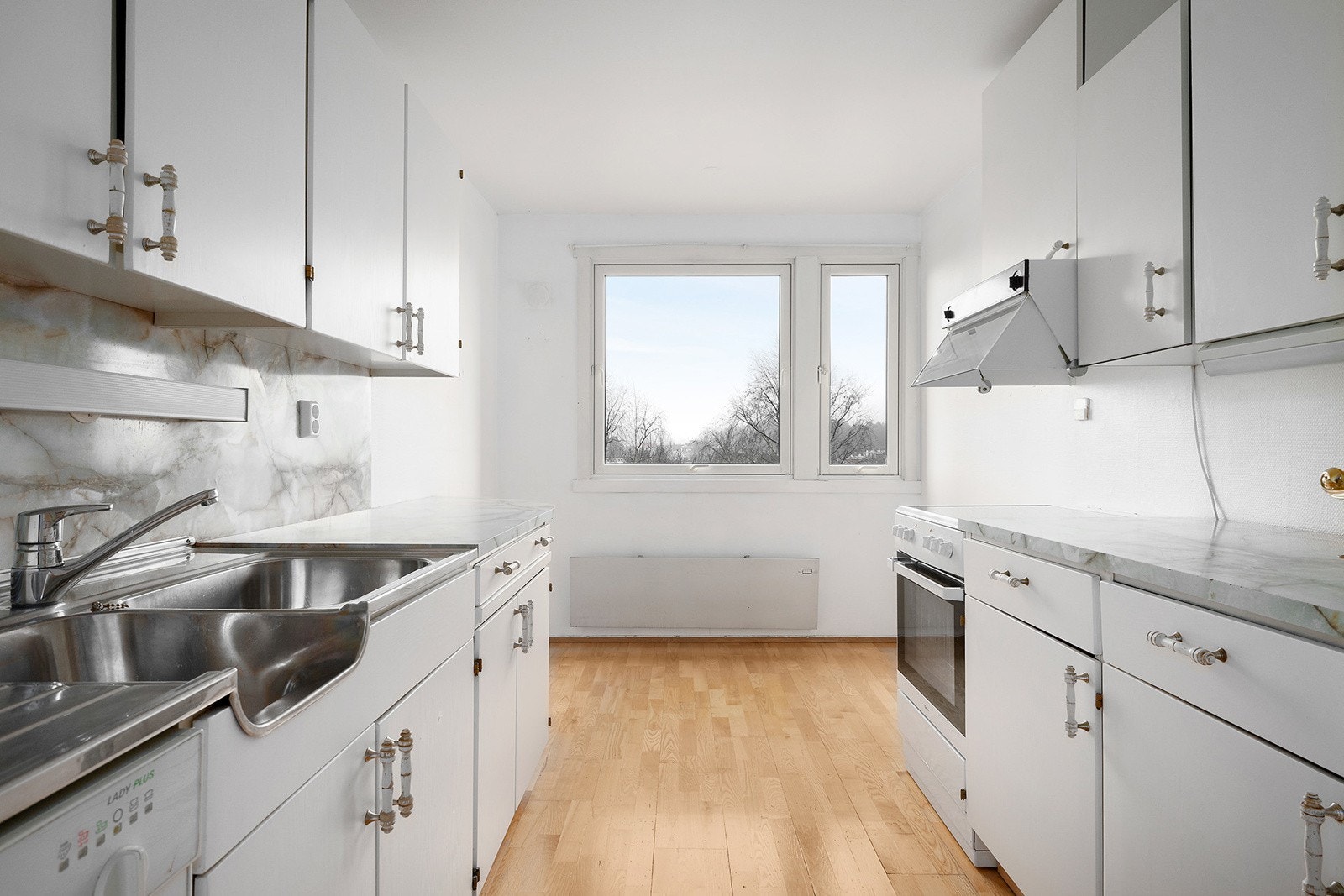 Orginal kjøkkeninnredning, med fint dagslys fra vinduene. Mulig å få en åpen stue/kjøkken løsning. Galleribilde