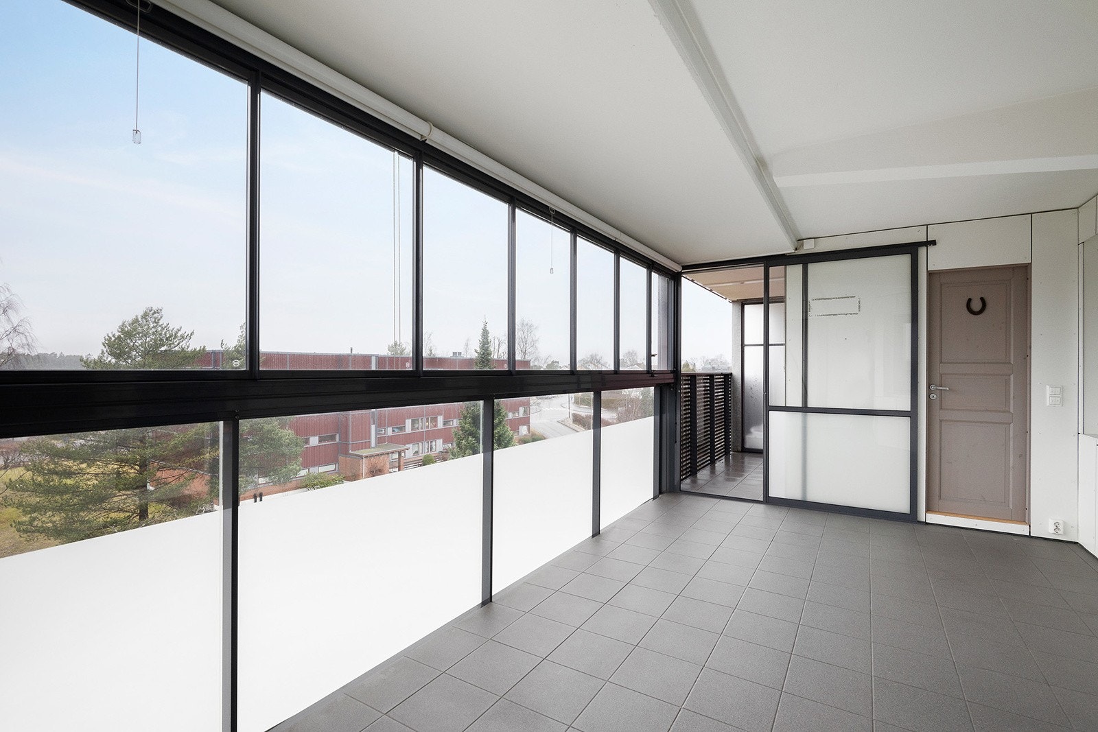 Stor vestvent innglasset balkong på 17,5m², med ettermiddags- og kveldssol. Galleribilde