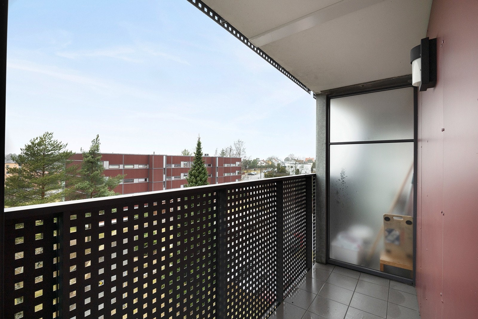 Videre ut på balkongen finner vi en utendørs balkong på 3,3m². Galleribilde