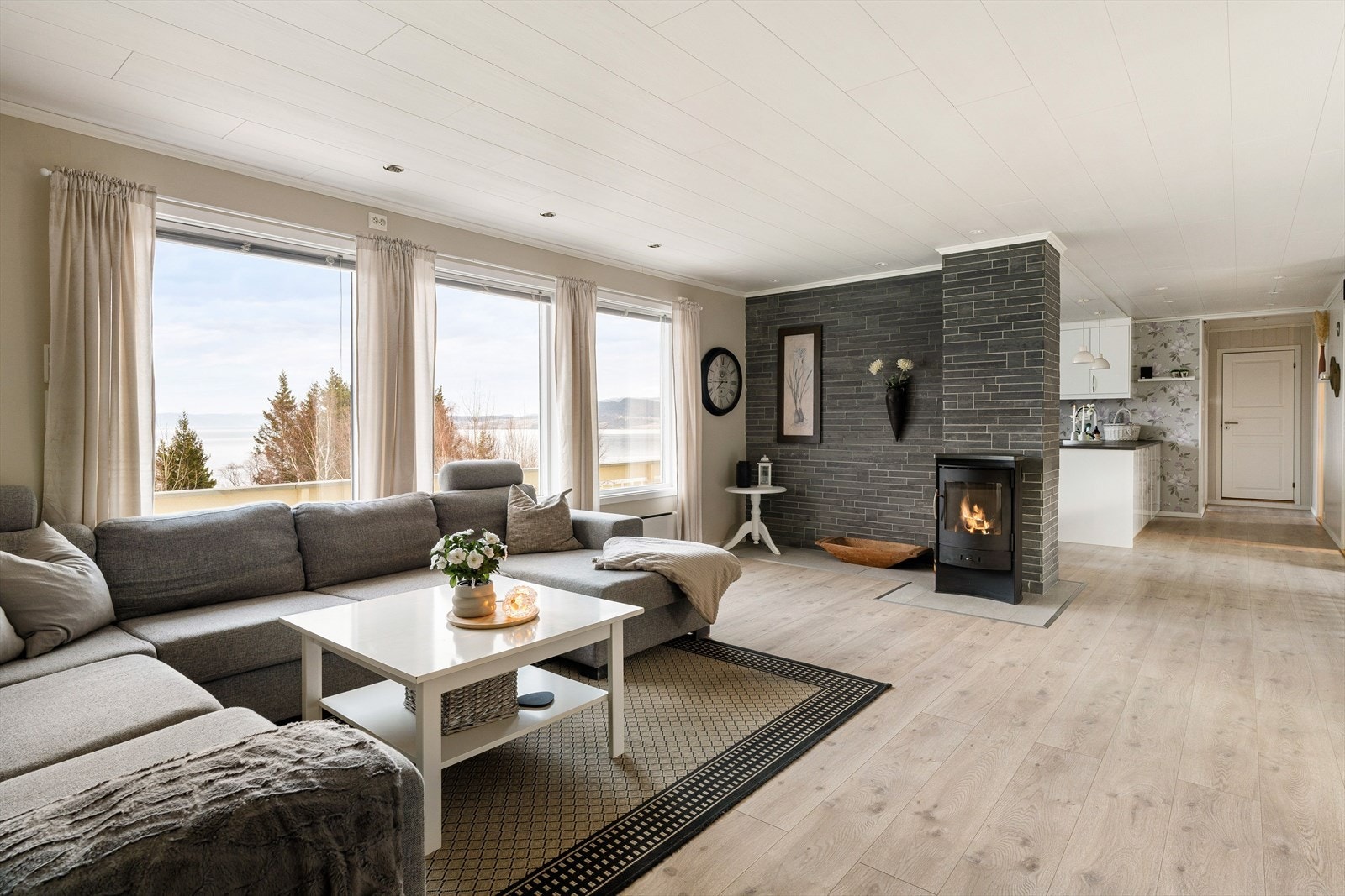 I tillegg til varmepumpe på begge plan har man en vedovn for de kjølige vinterdagene. Galleribilde