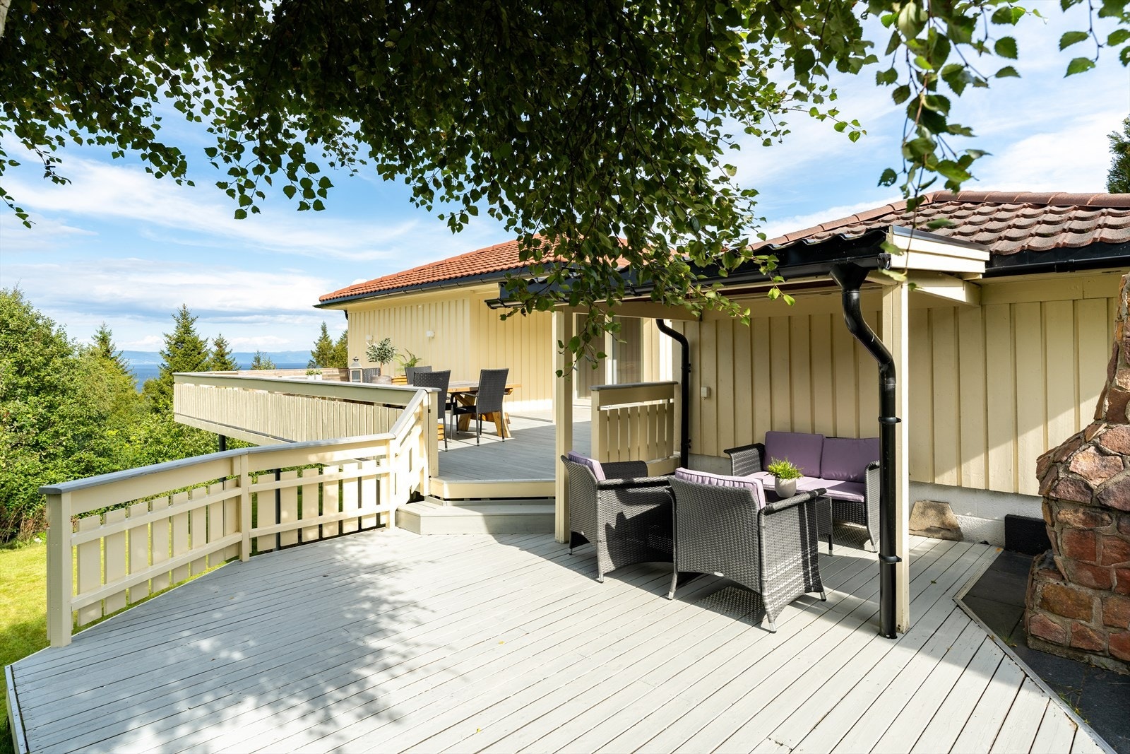 Med hele 89 kvm terrasse/ balkong har man rikelig med boltreplass til å kunne samle venner og familie i sosiale sammenkomster Galleribilde